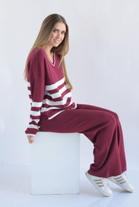 Fashion Styled Set Pantalón y Sweater cuello V franjas punto Vino