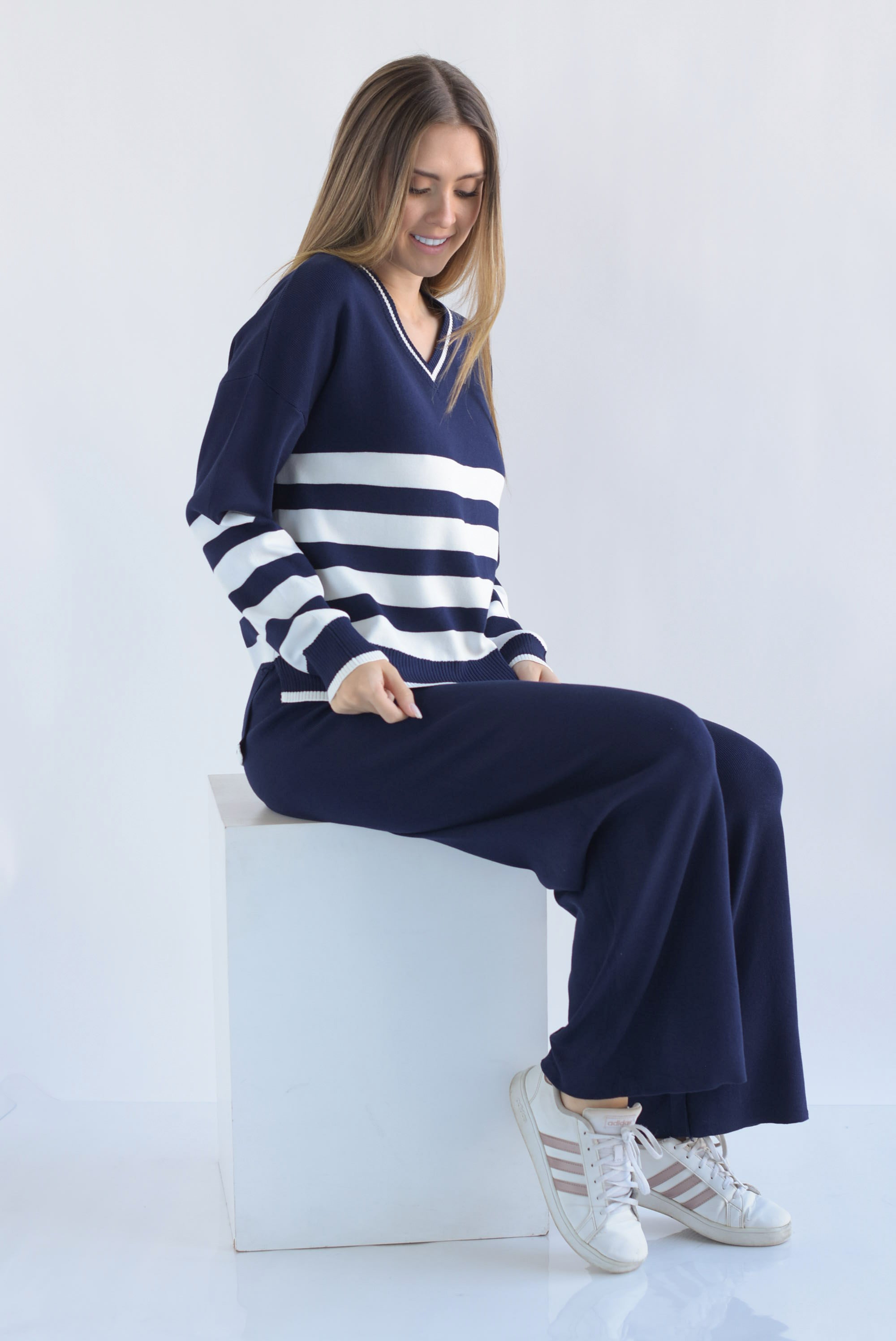Set Pantalón y Sweater cuello V franjas punto Azul Marino