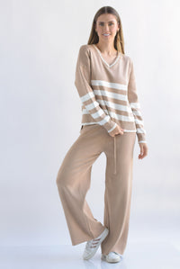 Fashion Styled Set Pantalón y Sweater cuello V franjas punto Beige