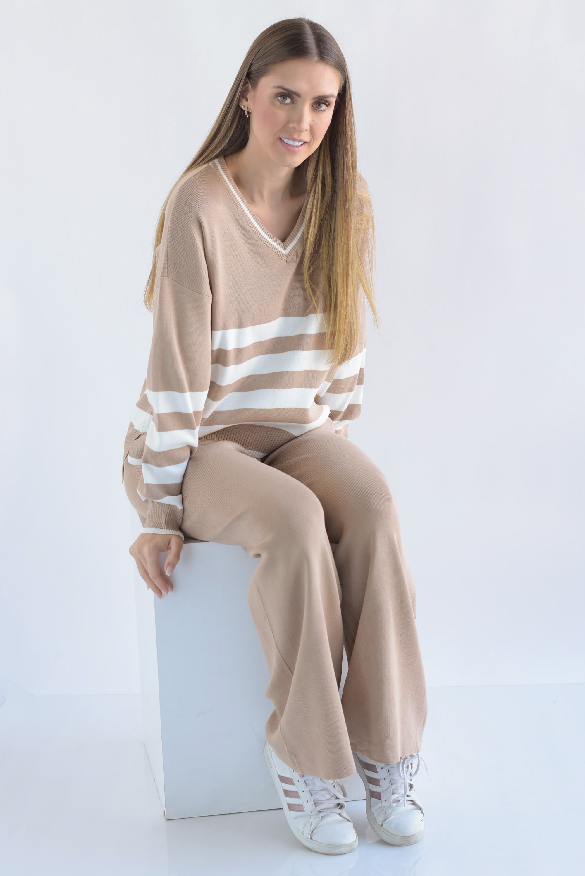 Set Pantalón y Sweater cuello V franjas punto Beige