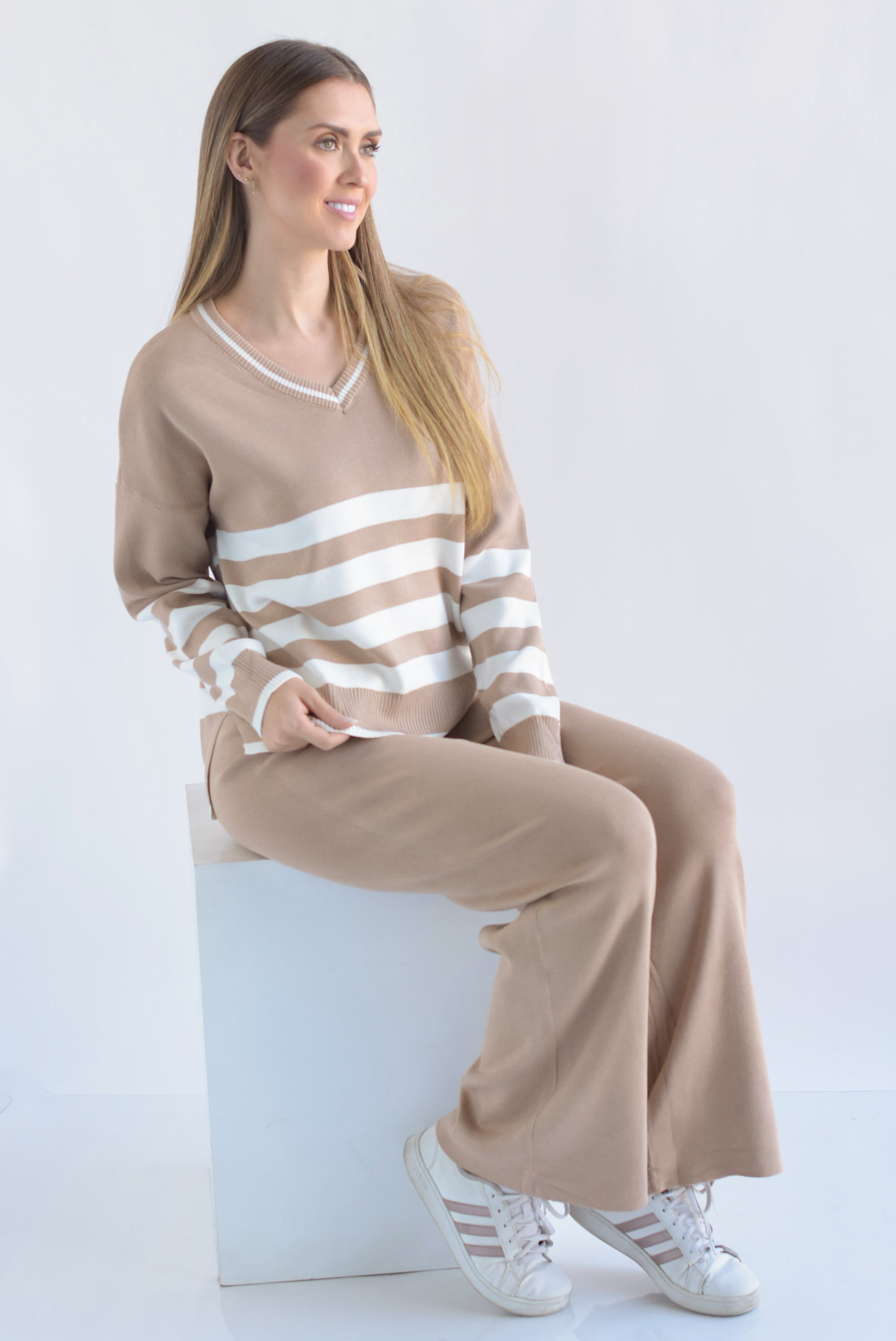 Set Pantalón y Sweater cuello V franjas punto Beige