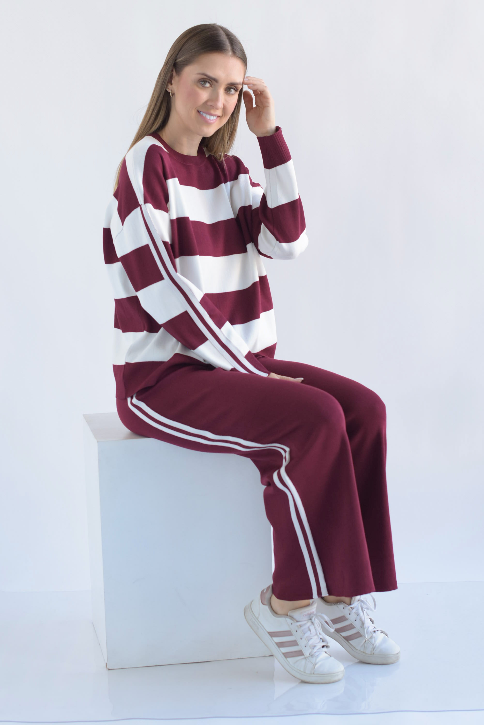 Set Pantalón track y Sweater franjas punto Vino