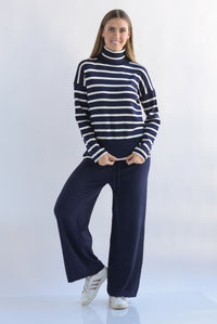 Fashion Styled Set Pantalón y Sweater cuello alto líneas punto Azul Marino
