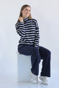 Fashion Styled Set Pantalón y Sweater cuello alto líneas punto Azul Marino
