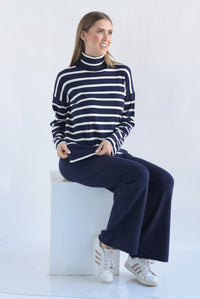 Fashion Styled Set Pantalón y Sweater cuello alto líneas punto Azul Marino