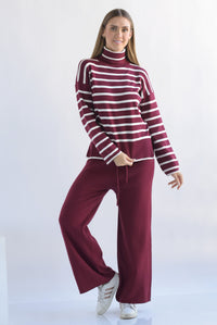 Fashion Styled Set Pantalón y Sweater cuello alto líneas punto Vino