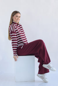 Fashion Styled Set Pantalón y Sweater cuello alto líneas punto Vino