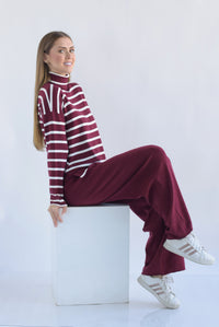 Fashion Styled Set Pantalón y Sweater cuello alto líneas punto Vino