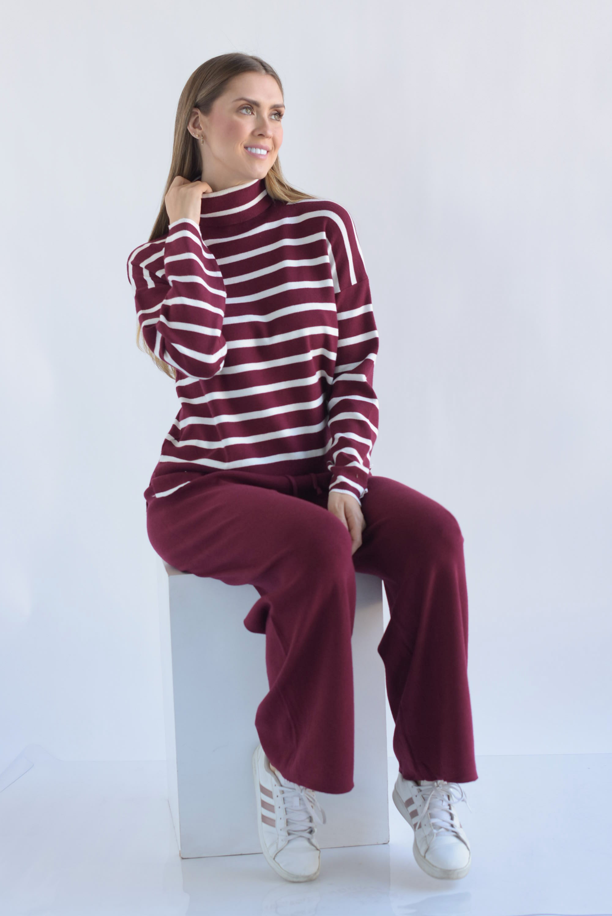 Set Pantalón y Sweater cuello alto líneas punto Vino