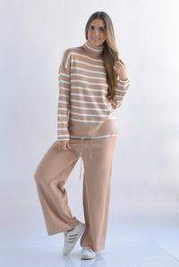 Fashion Styled Set Pantalón y Sweater cuello alto líneas punto Beige