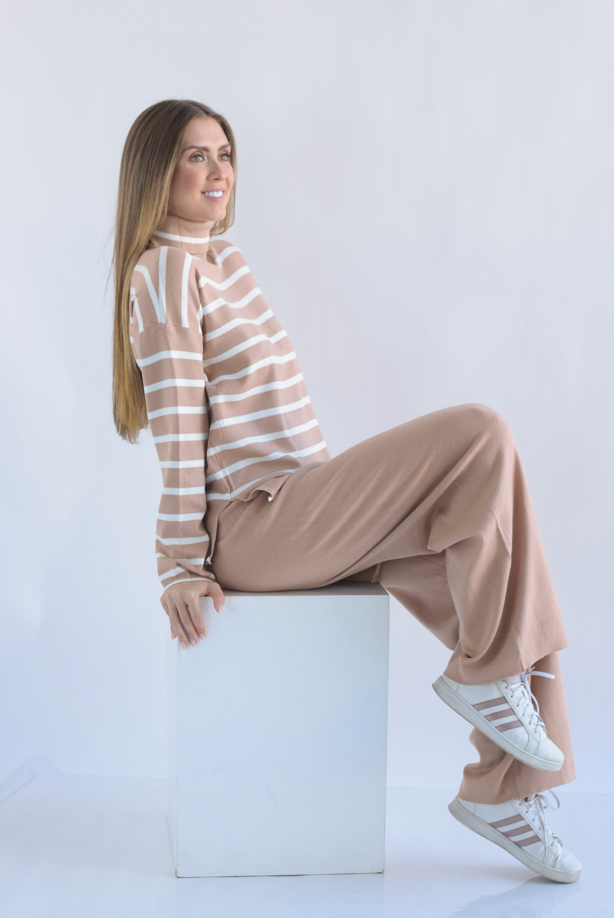 Set Pantalón y Sweater cuello alto líneas punto Beige