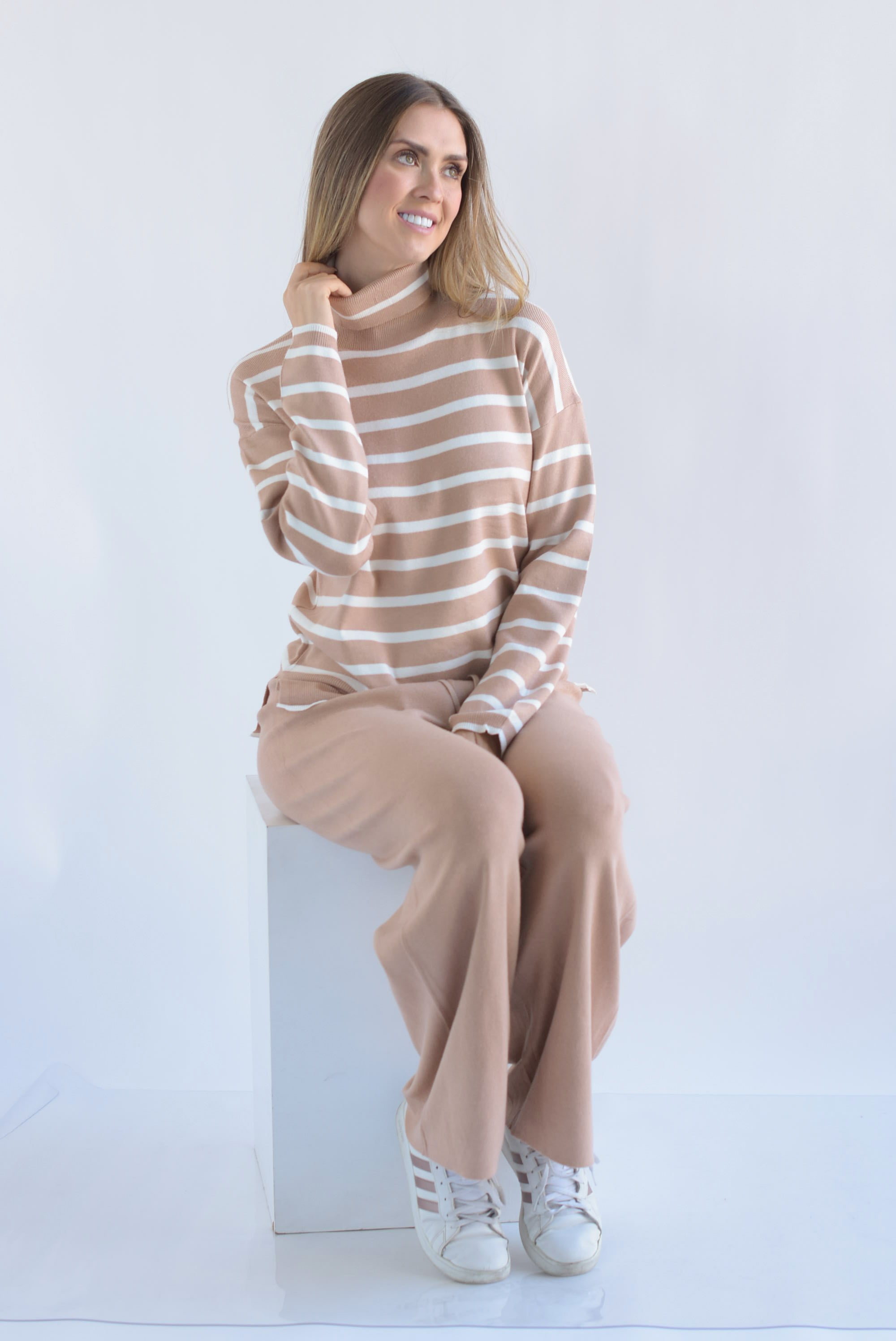 Set Pantalón y Sweater cuello alto líneas punto Beige