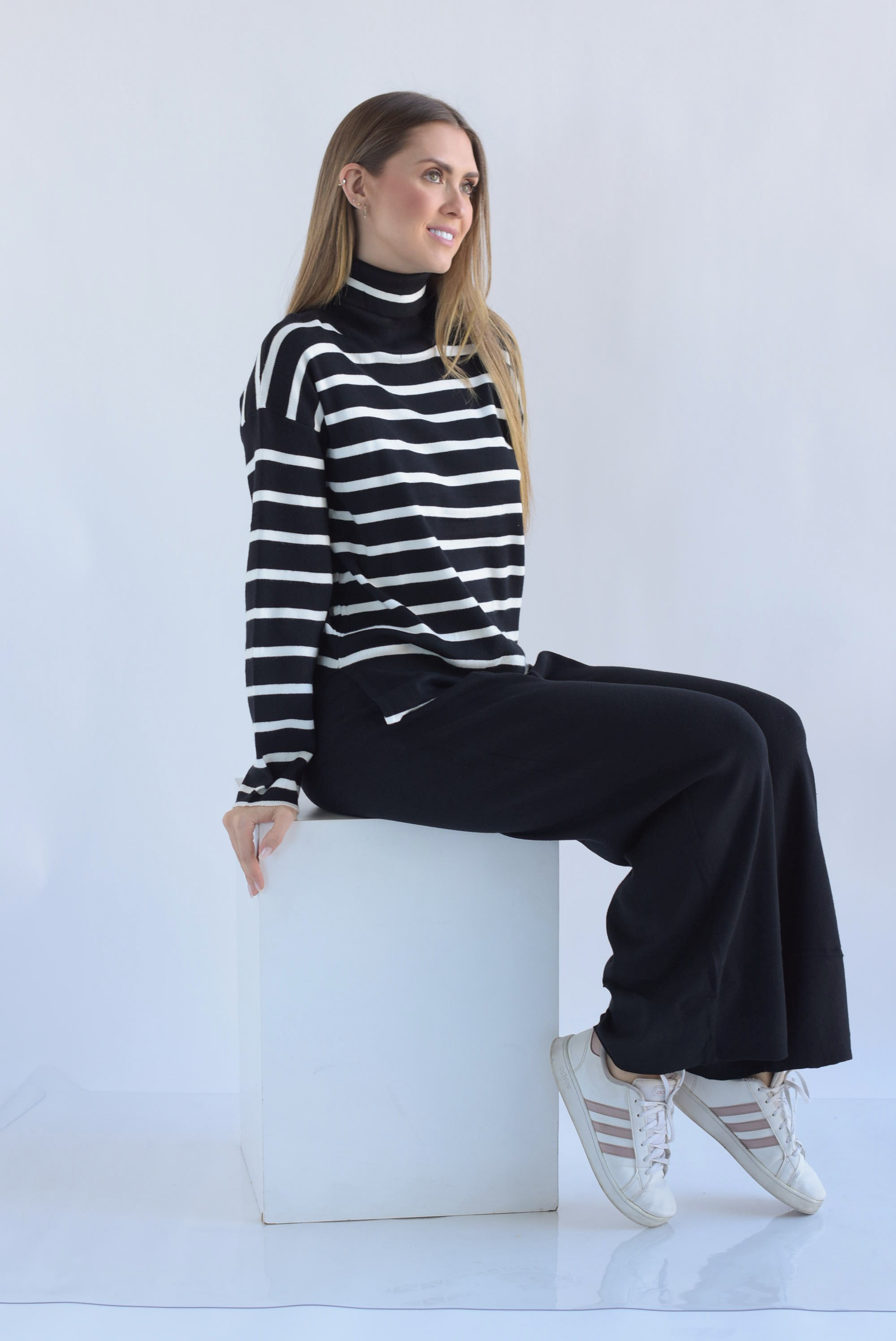 Set Pantalón y Sweater cuello alto líneas punto Negro