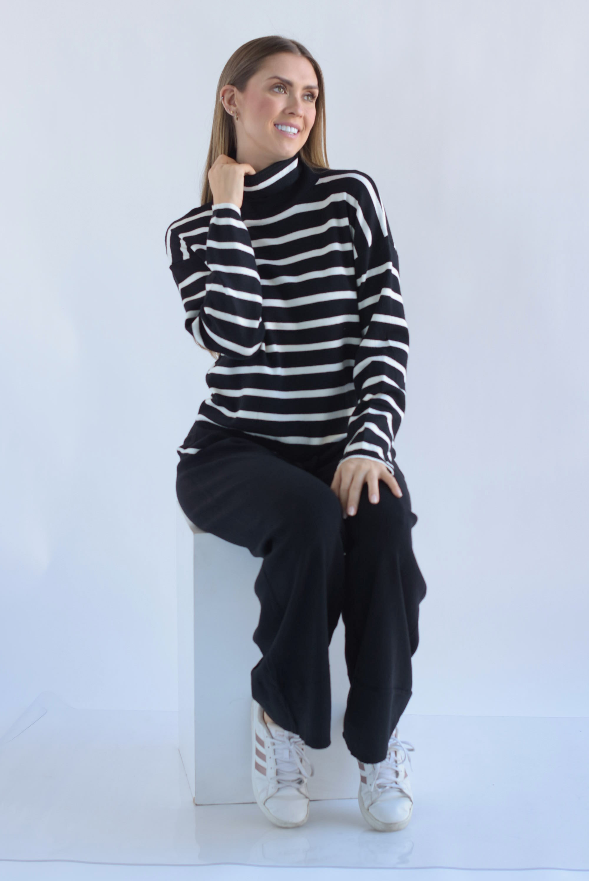 Set Pantalón y Sweater cuello alto líneas punto Negro