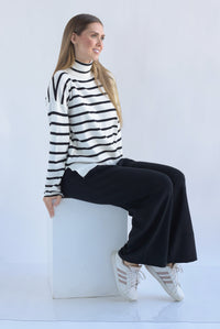 Fashion Styled Set Pantalón y Sweater cuello alto líneas punto Blanco