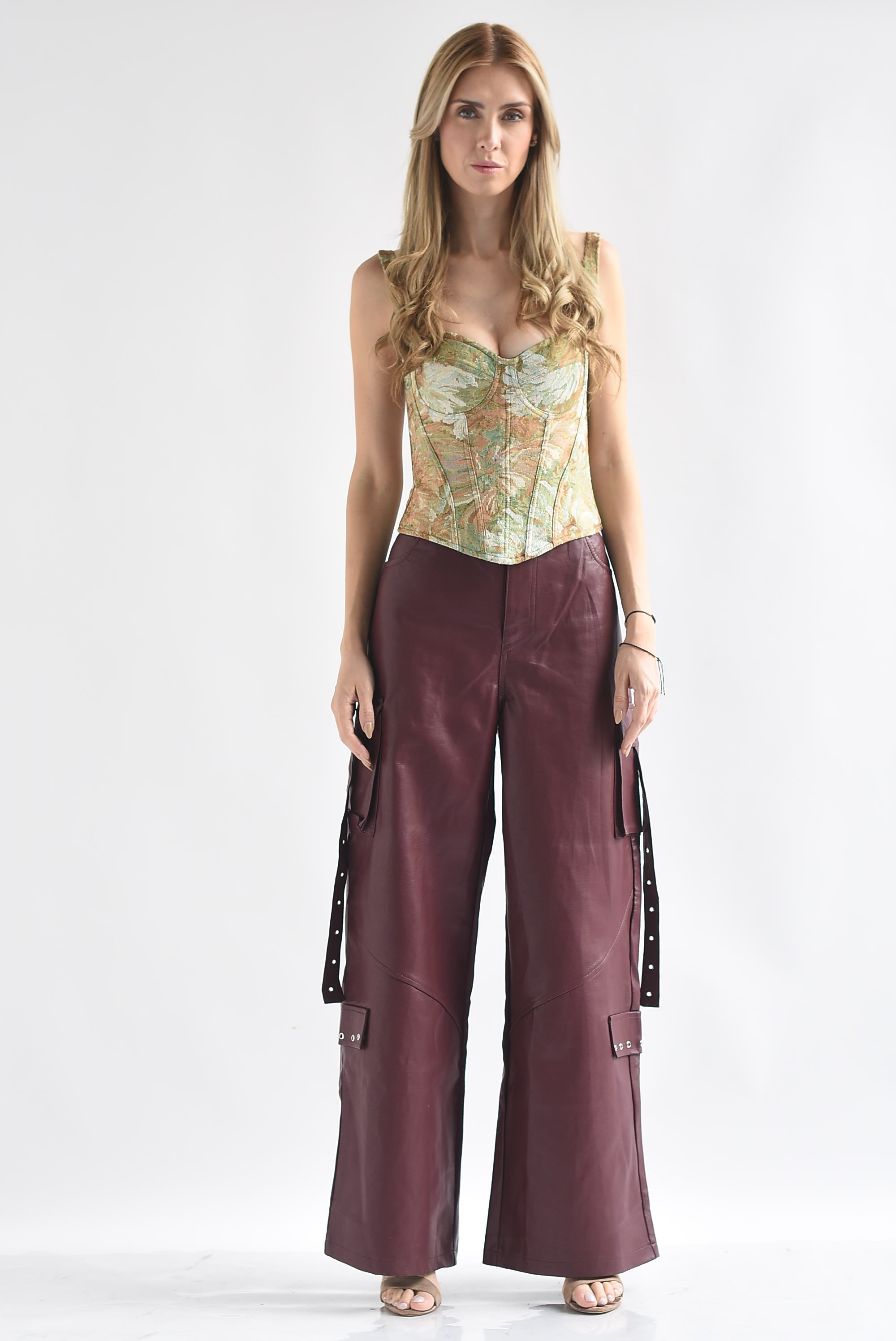 Pantalón cargo vinipiel argollas Vino