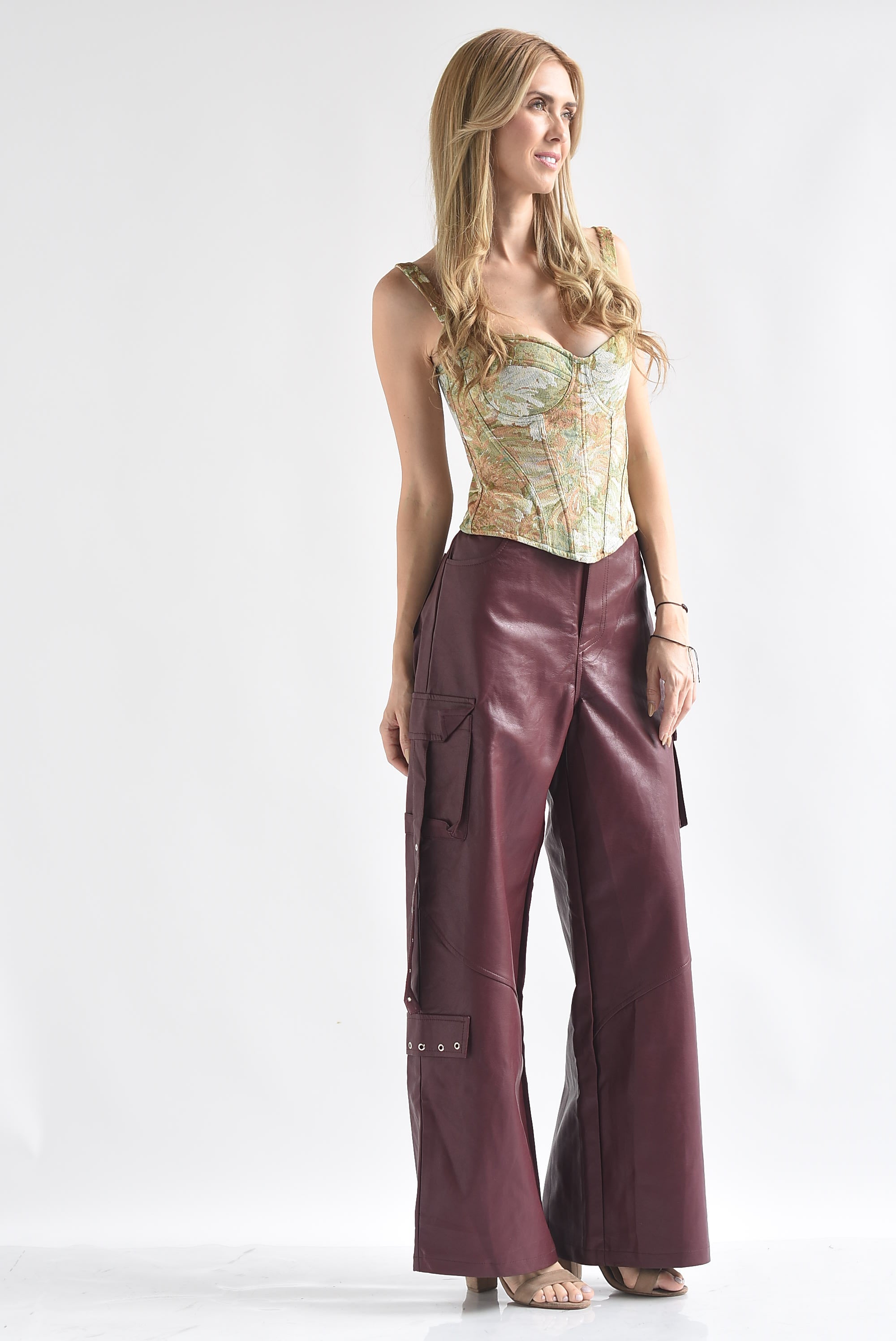 Pantalón cargo vinipiel argollas Vino