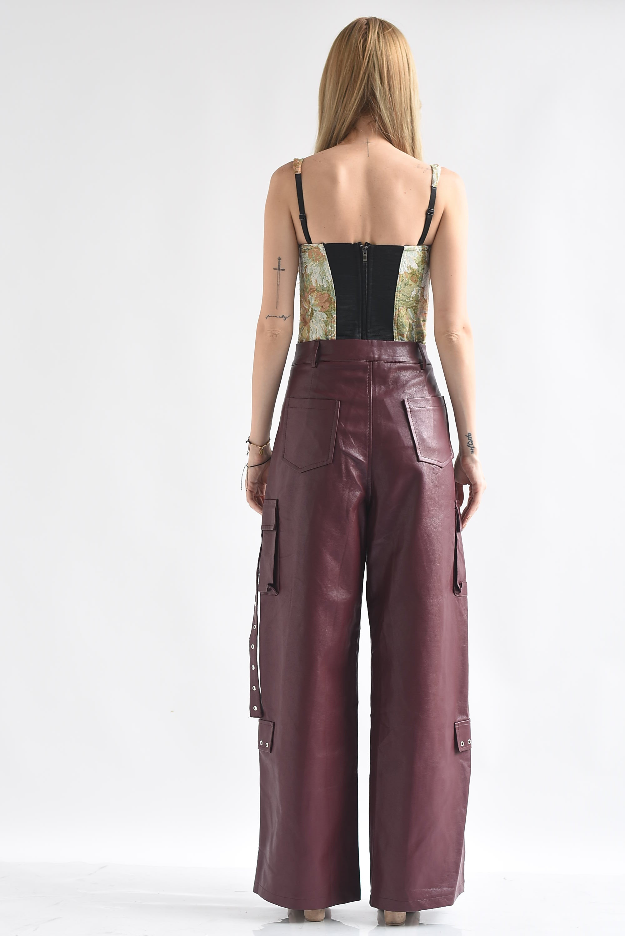 Pantalón cargo vinipiel argollas Vino