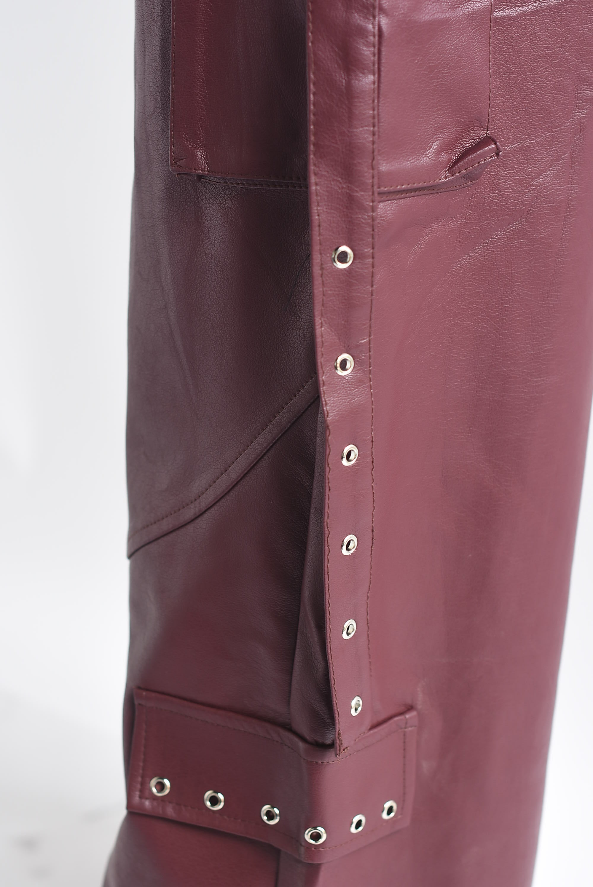 Pantalón cargo vinipiel argollas Vino