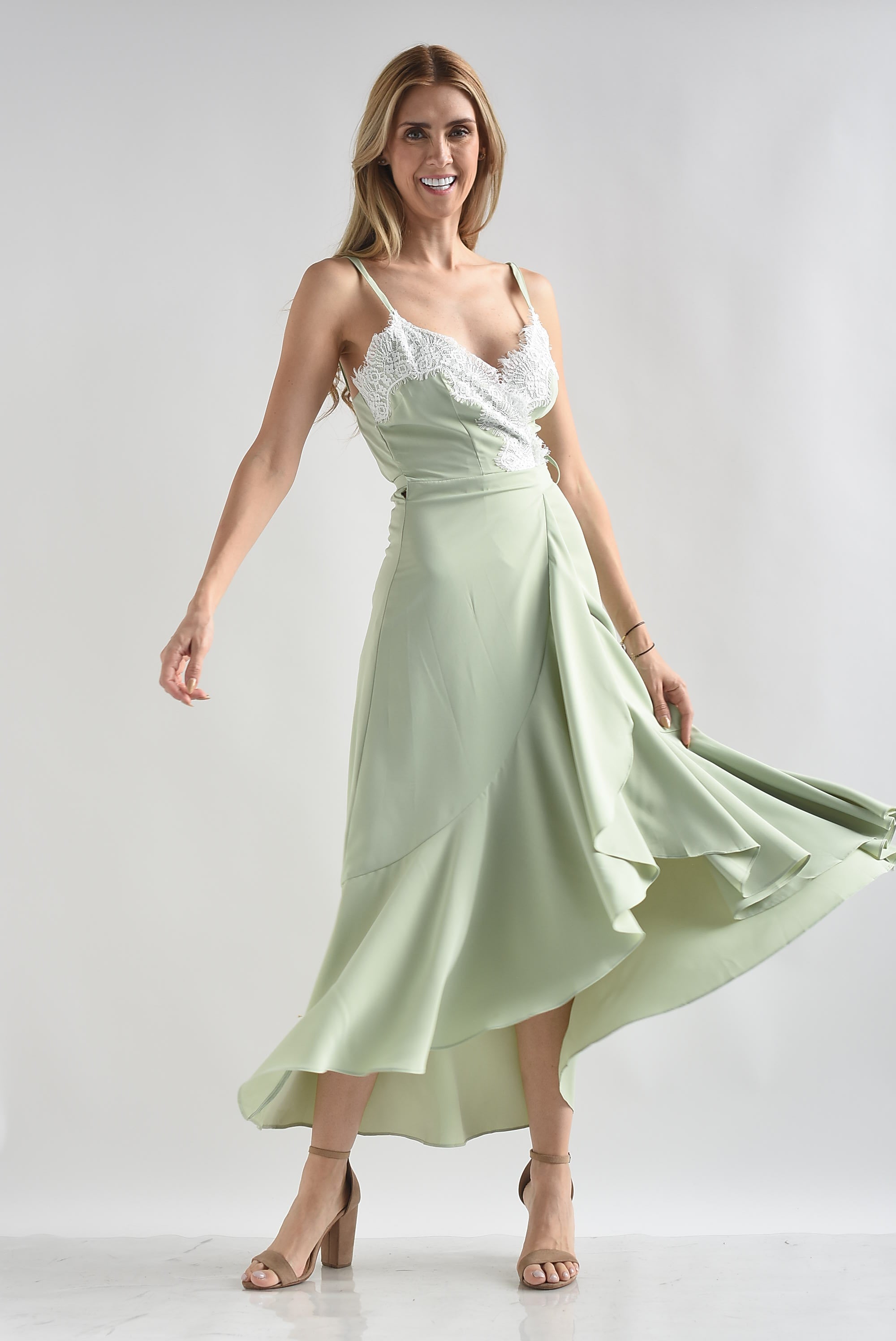 Vestido lencero envolvente con encaje