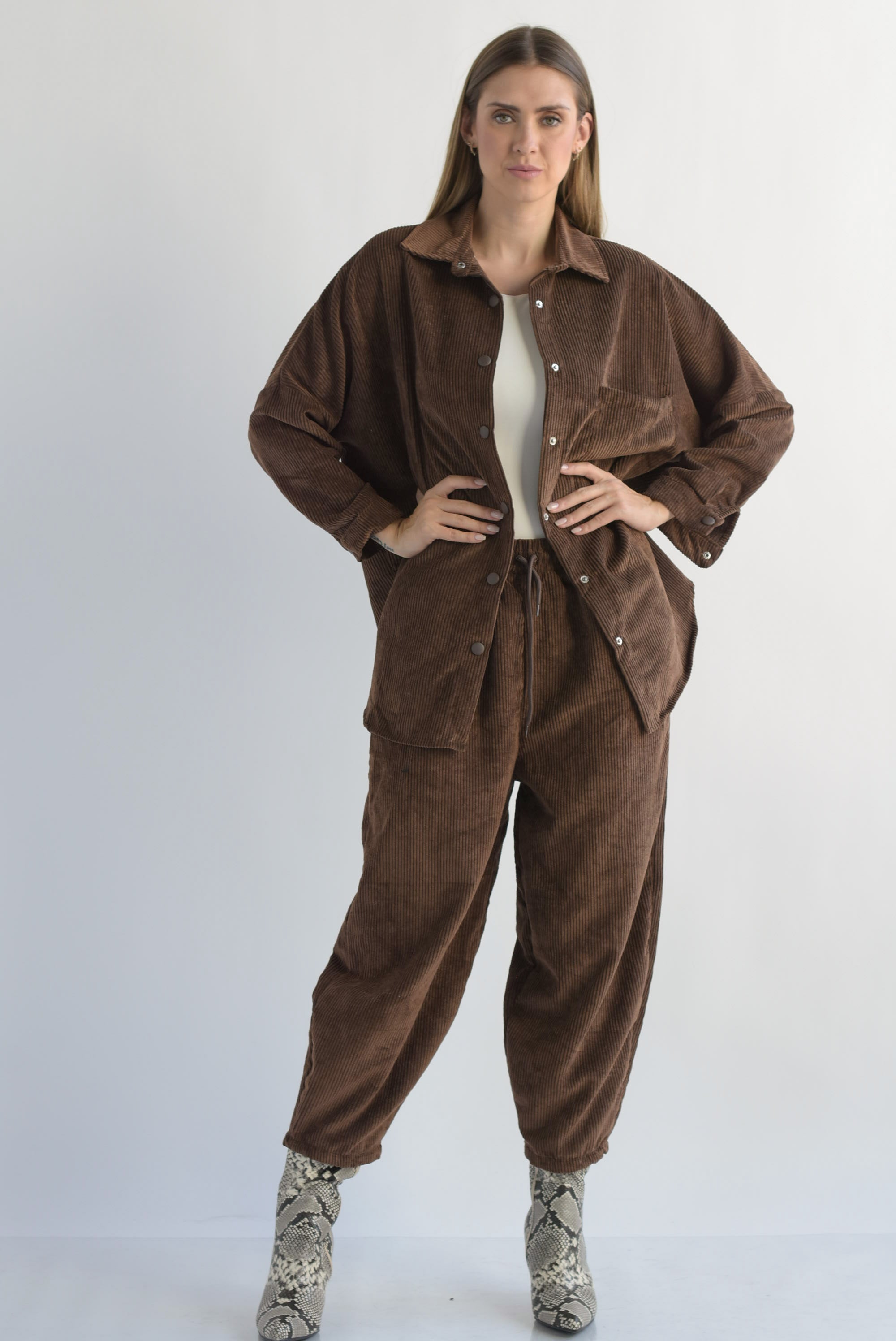 Set Pantalón barrel y Shacket pana Café