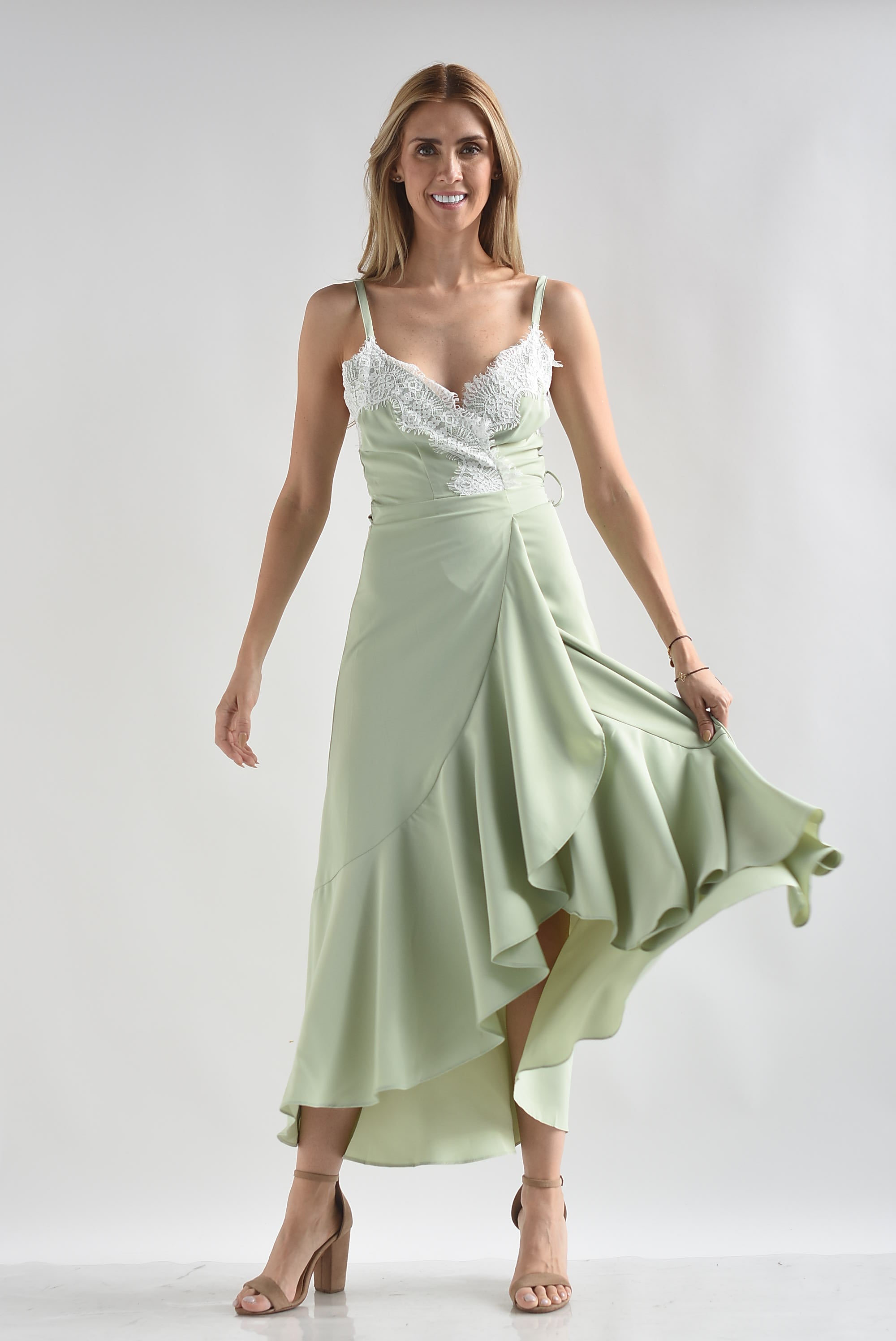 Vestido lencero envolvente con encaje
