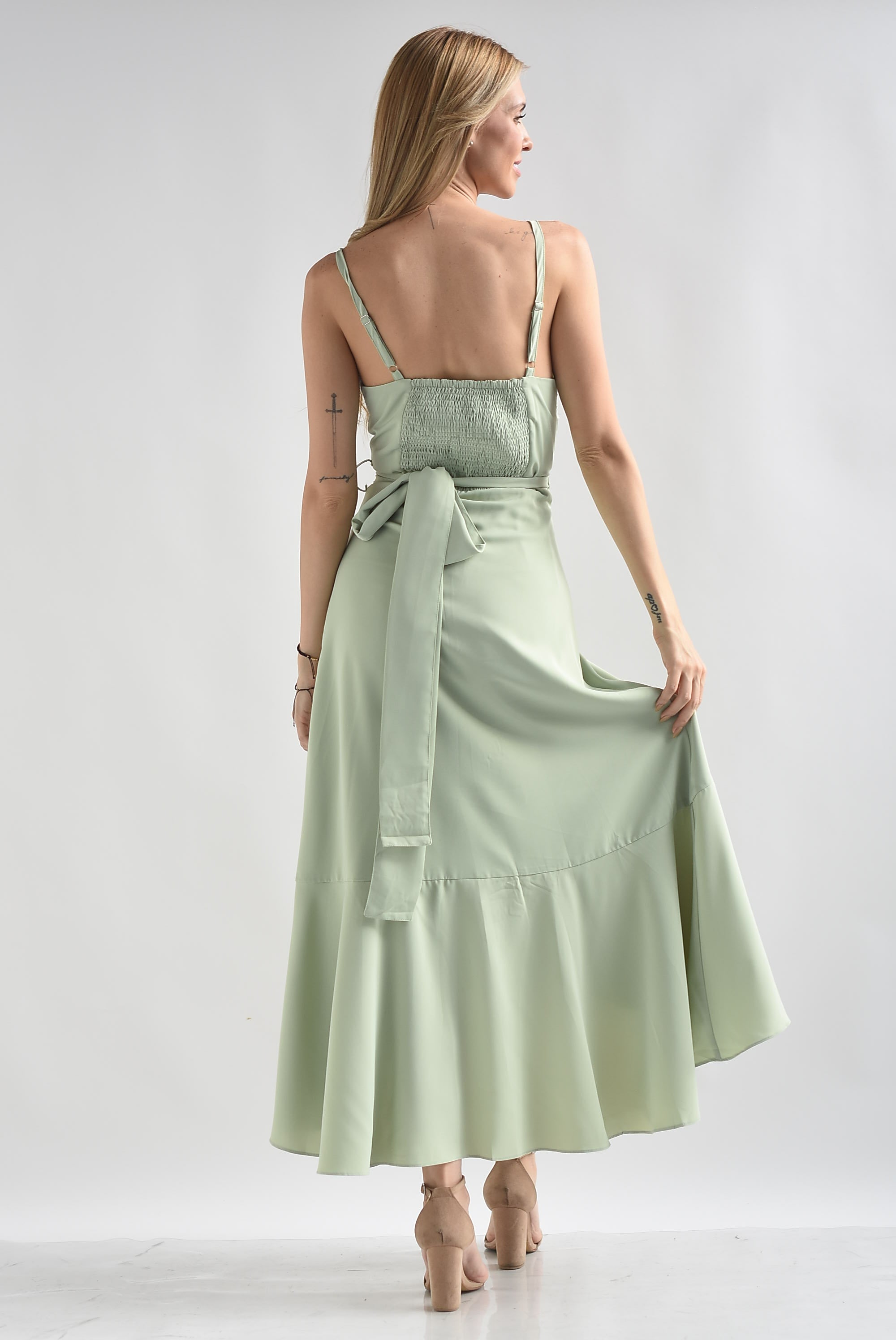 Vestido lencero envolvente con encaje