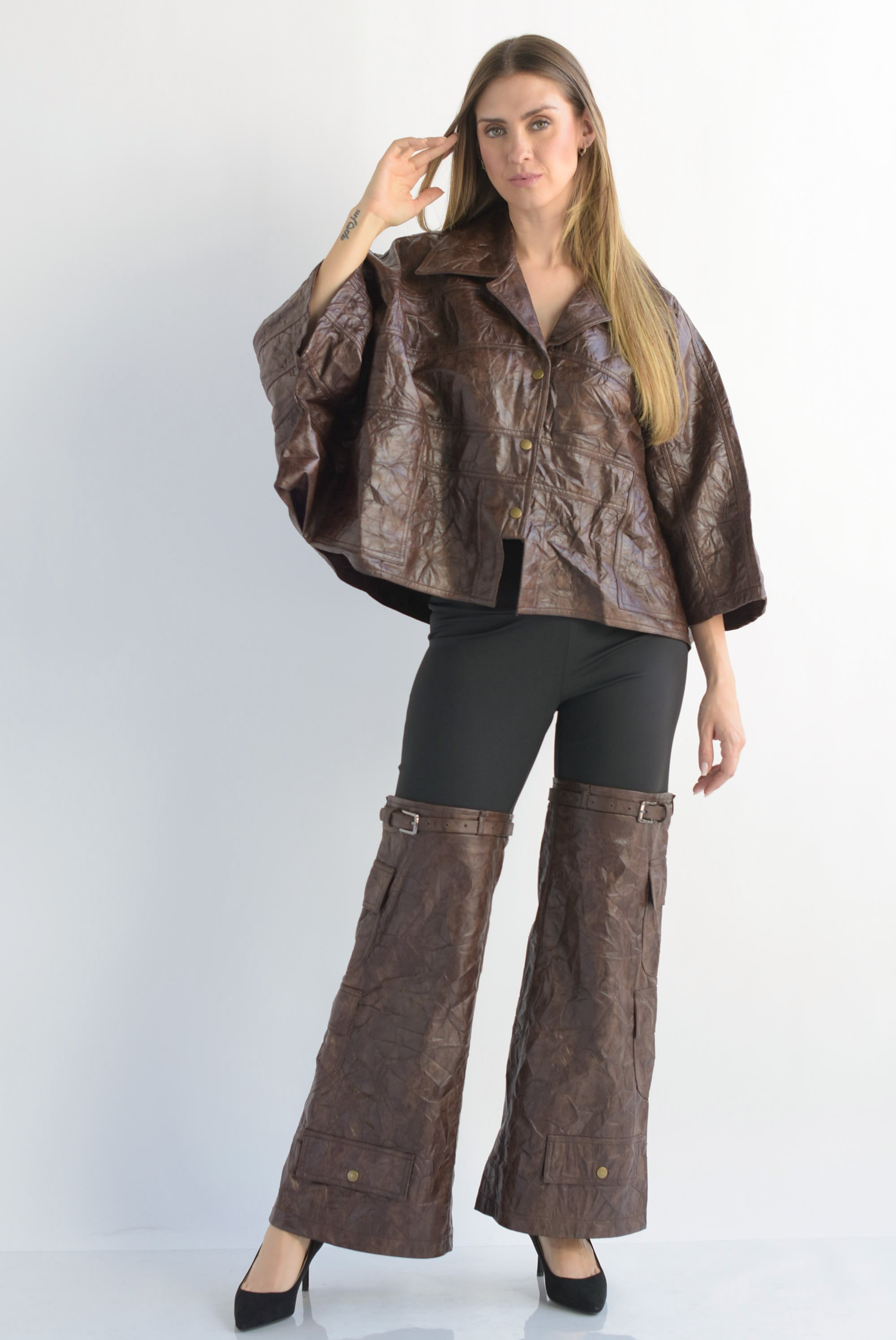 Set Pantalón y Capa vinipiel corrugado Espresso