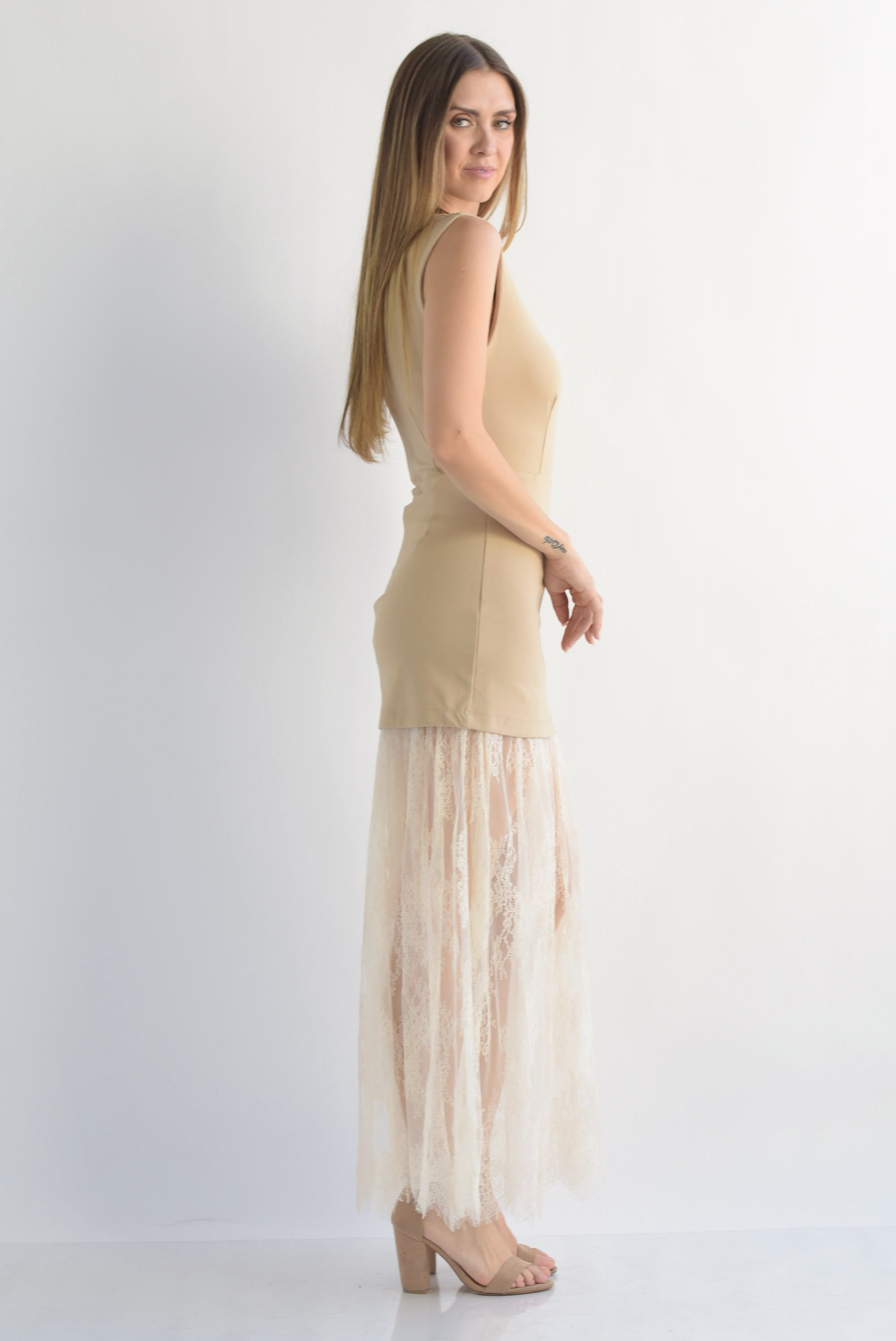 Vestido corto y falda encaje en sobreposición Kaki