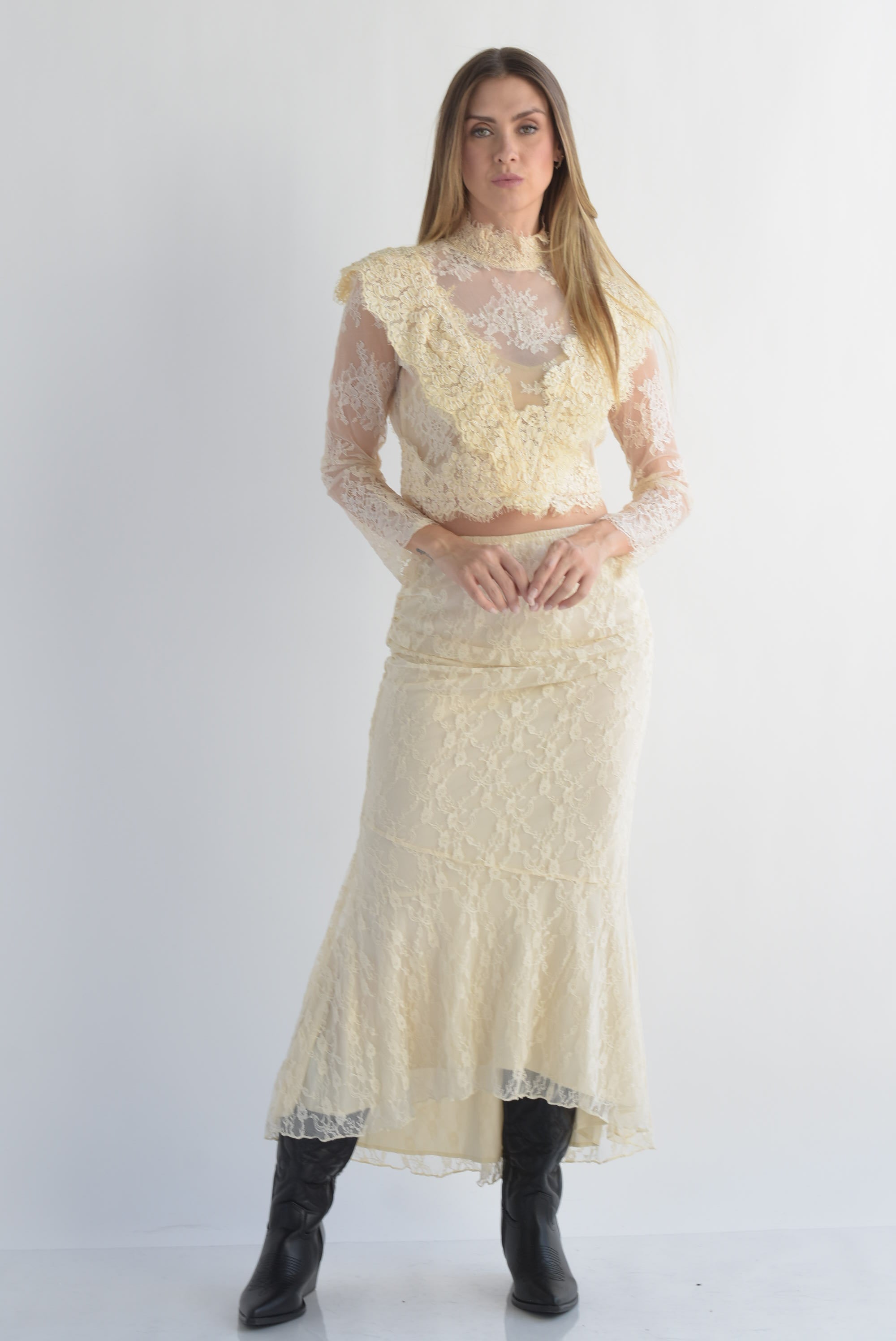 Blusa encaje olán en V Beige