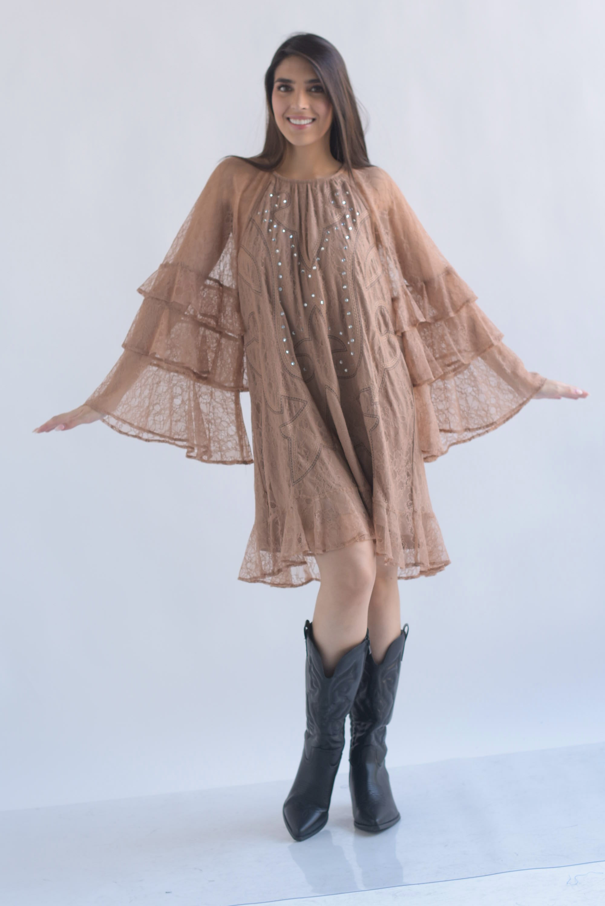 Vestido encaje manga olanes brillos