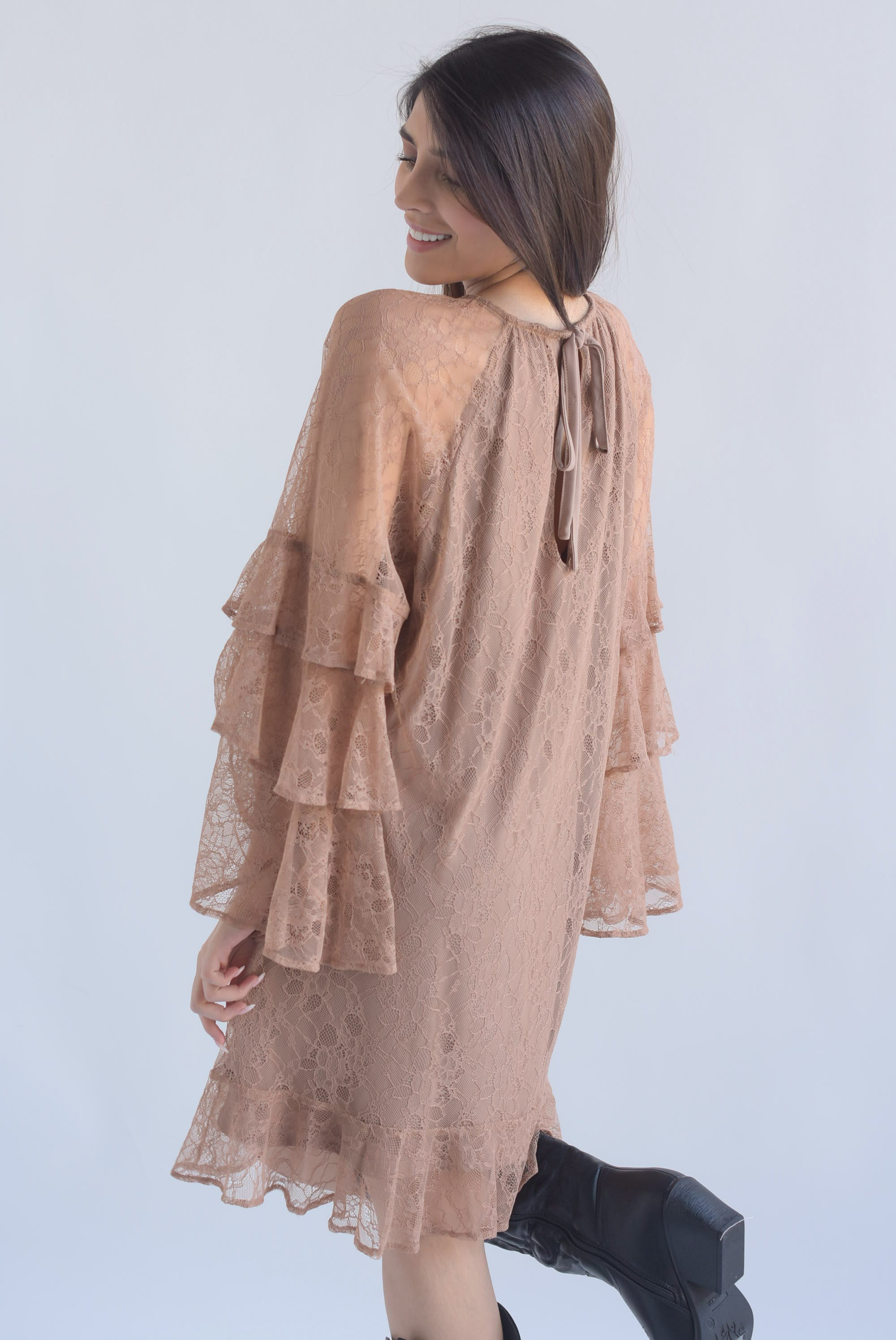 Vestido encaje manga olanes brillos