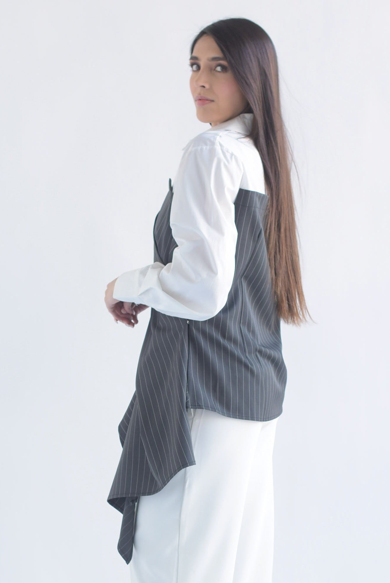 Camisa con blusa asimétrica en sobreposición