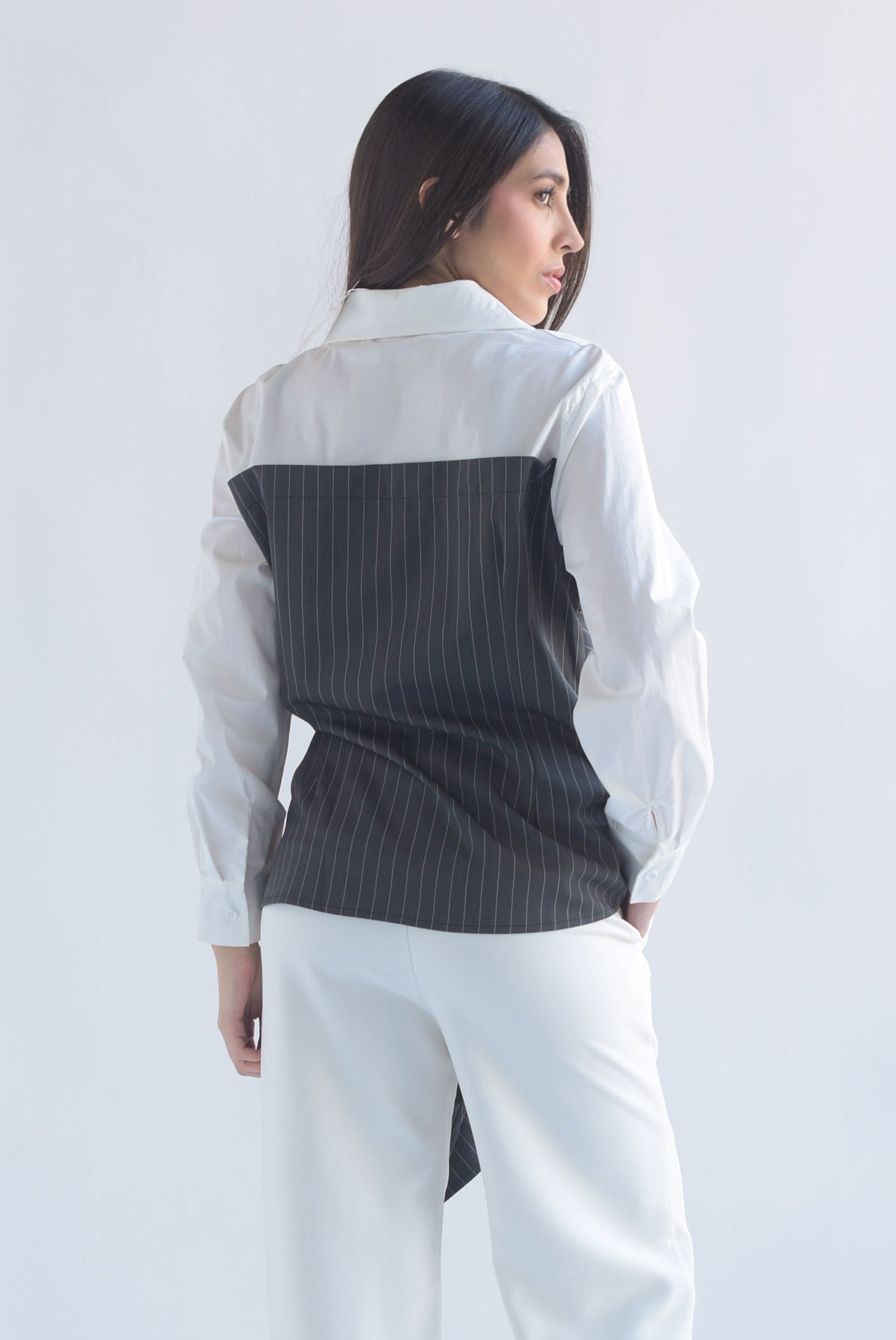 Camisa con blusa asimétrica en sobreposición