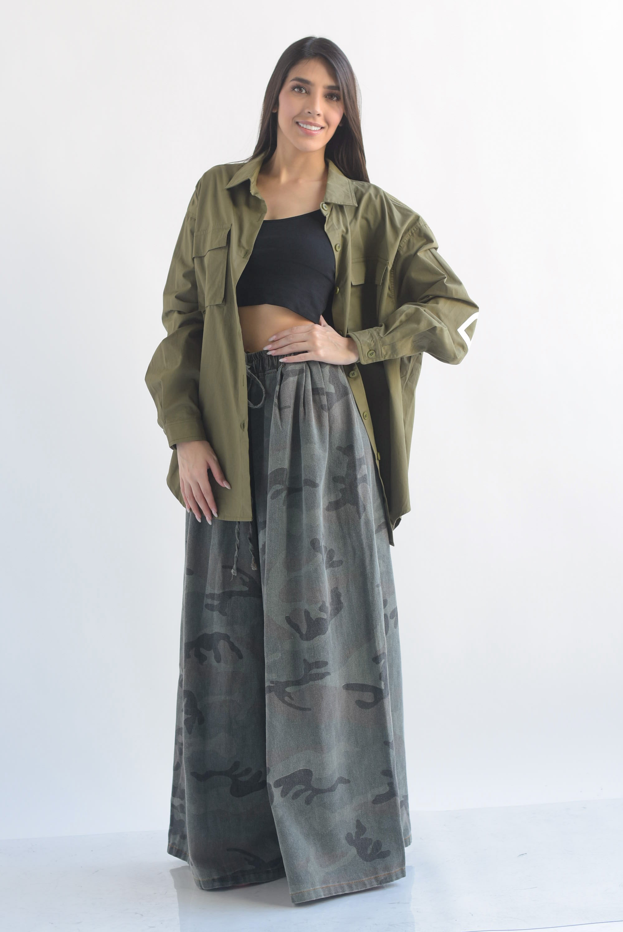 Pantalón pata de elefante denim deslavado camuflaje