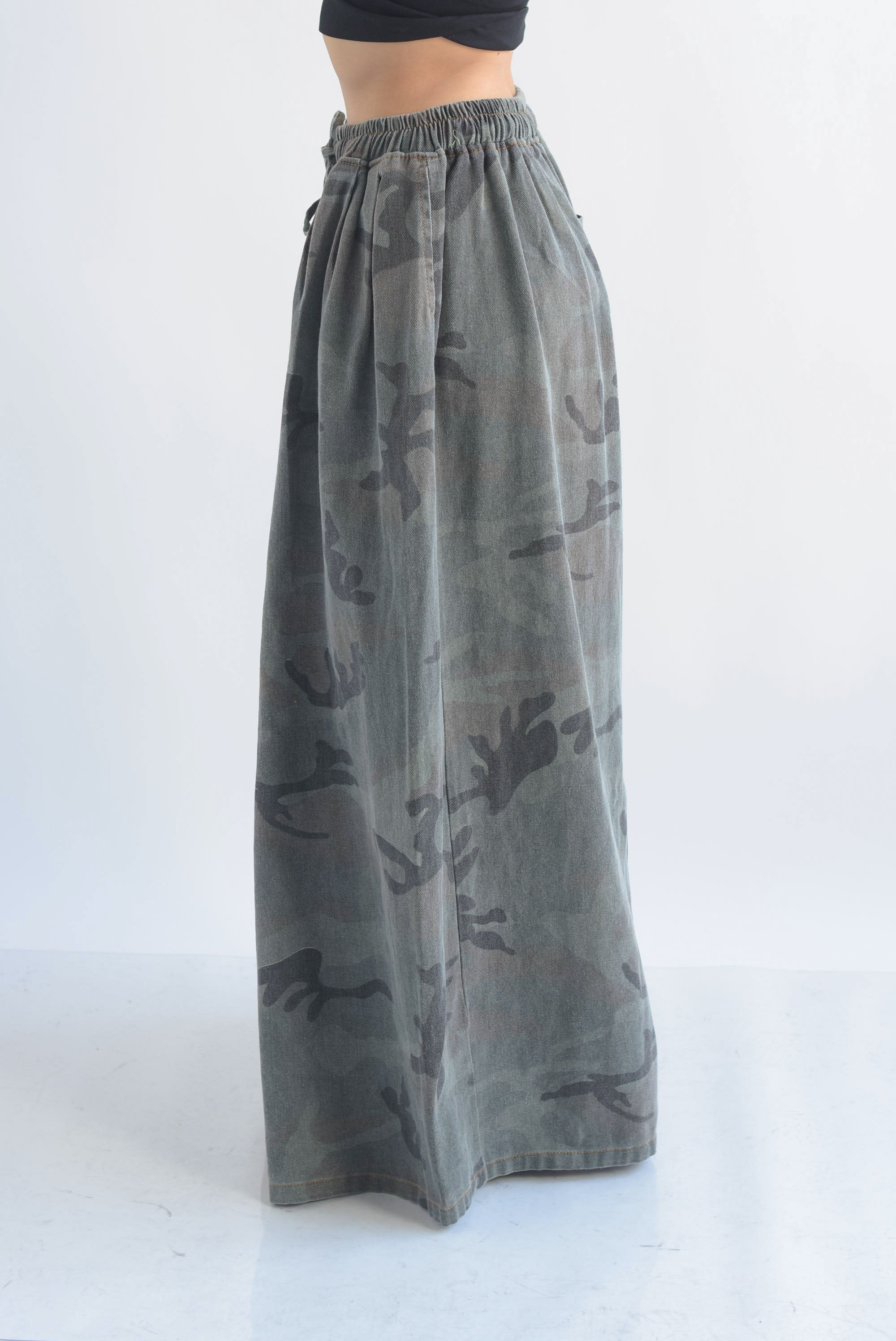 Pantalón pata de elefante denim deslavado camuflaje