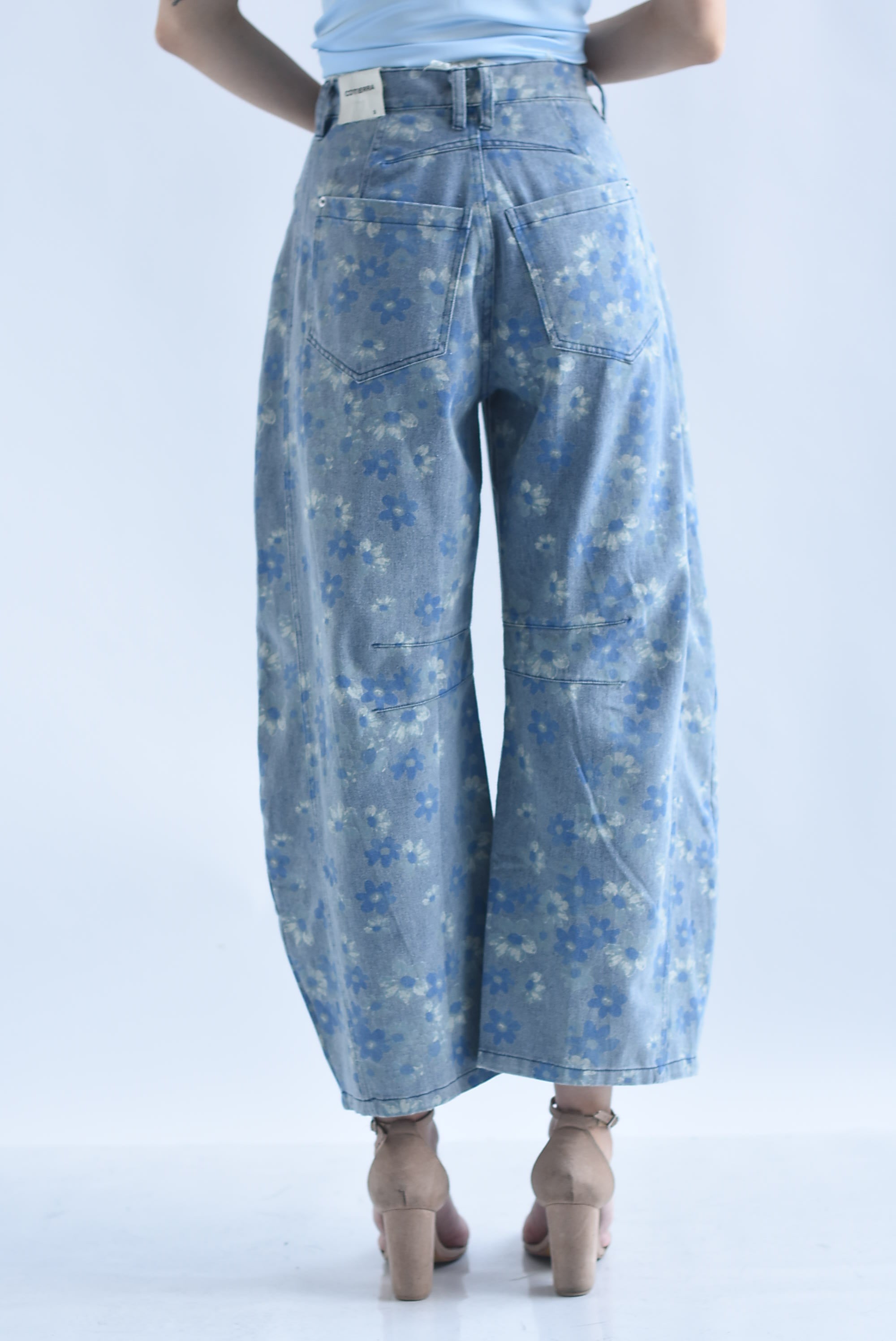 Jeans barrel flores azules
