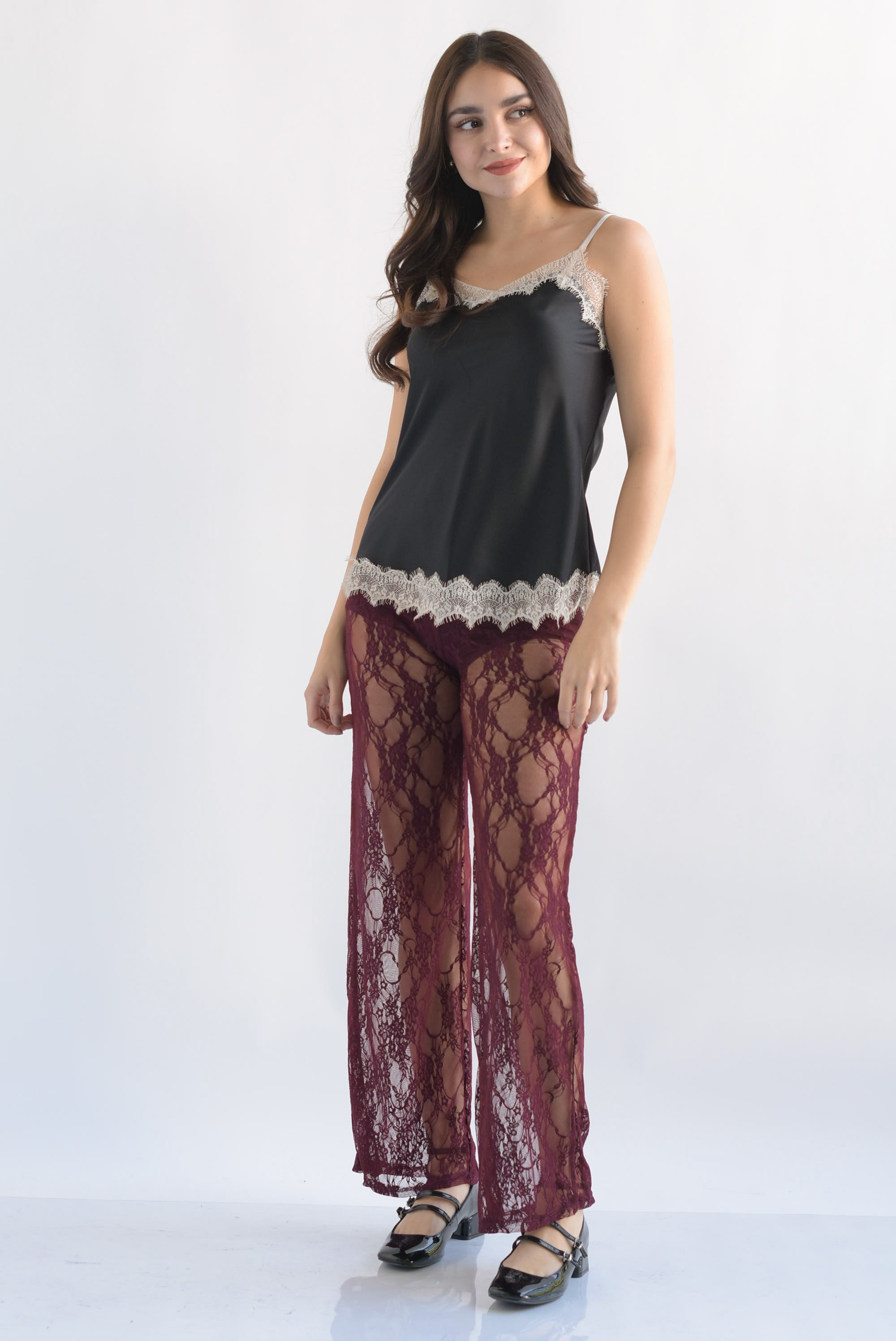Pantalón encaje con short Vino