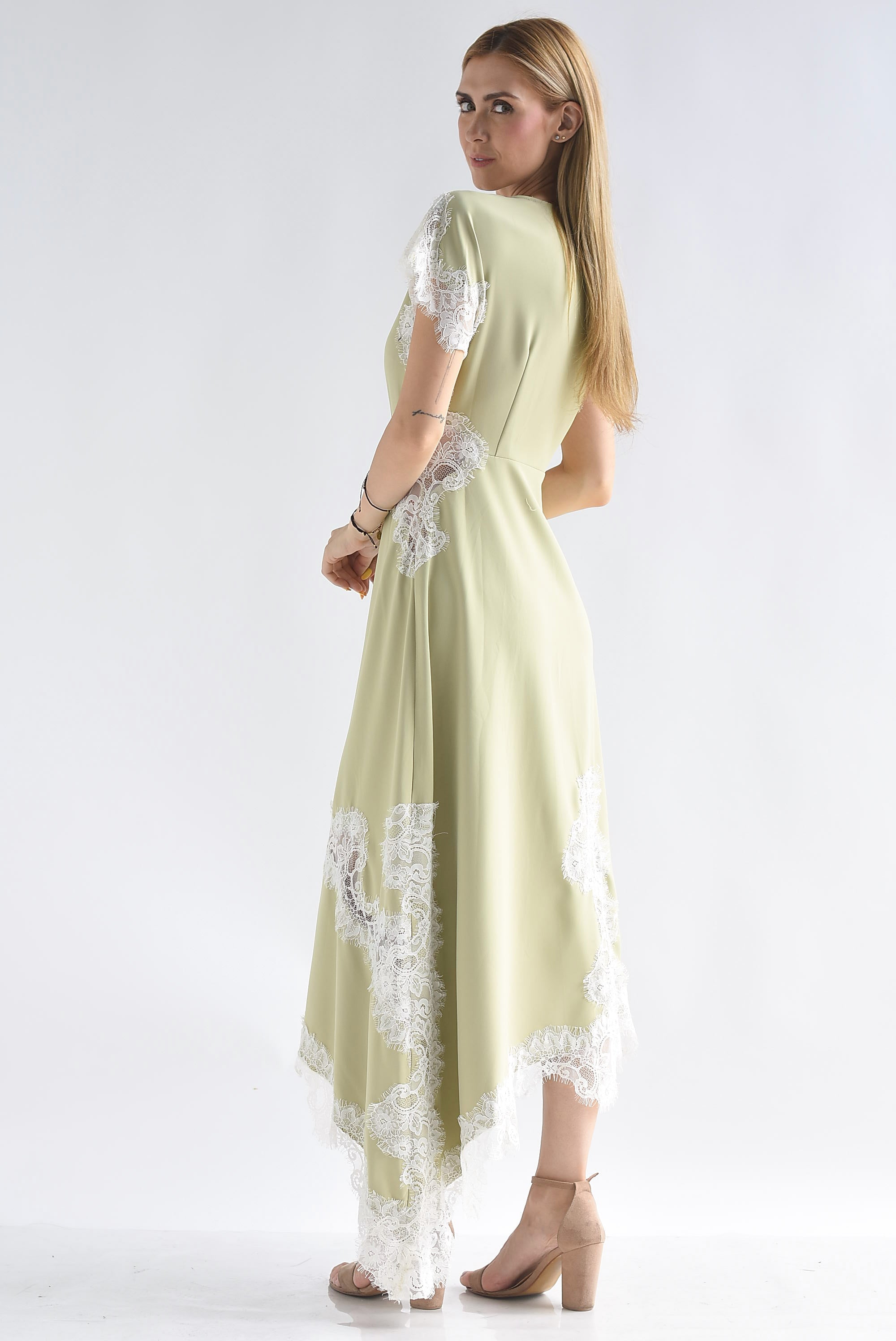 Vestido lencero asimétrico encaje