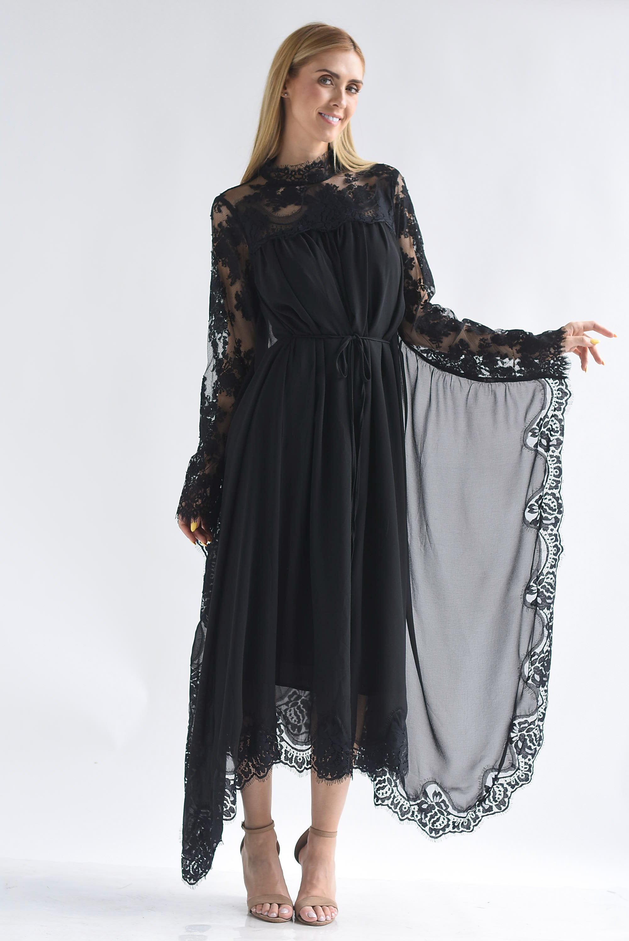 Vestido manga capa con encaje