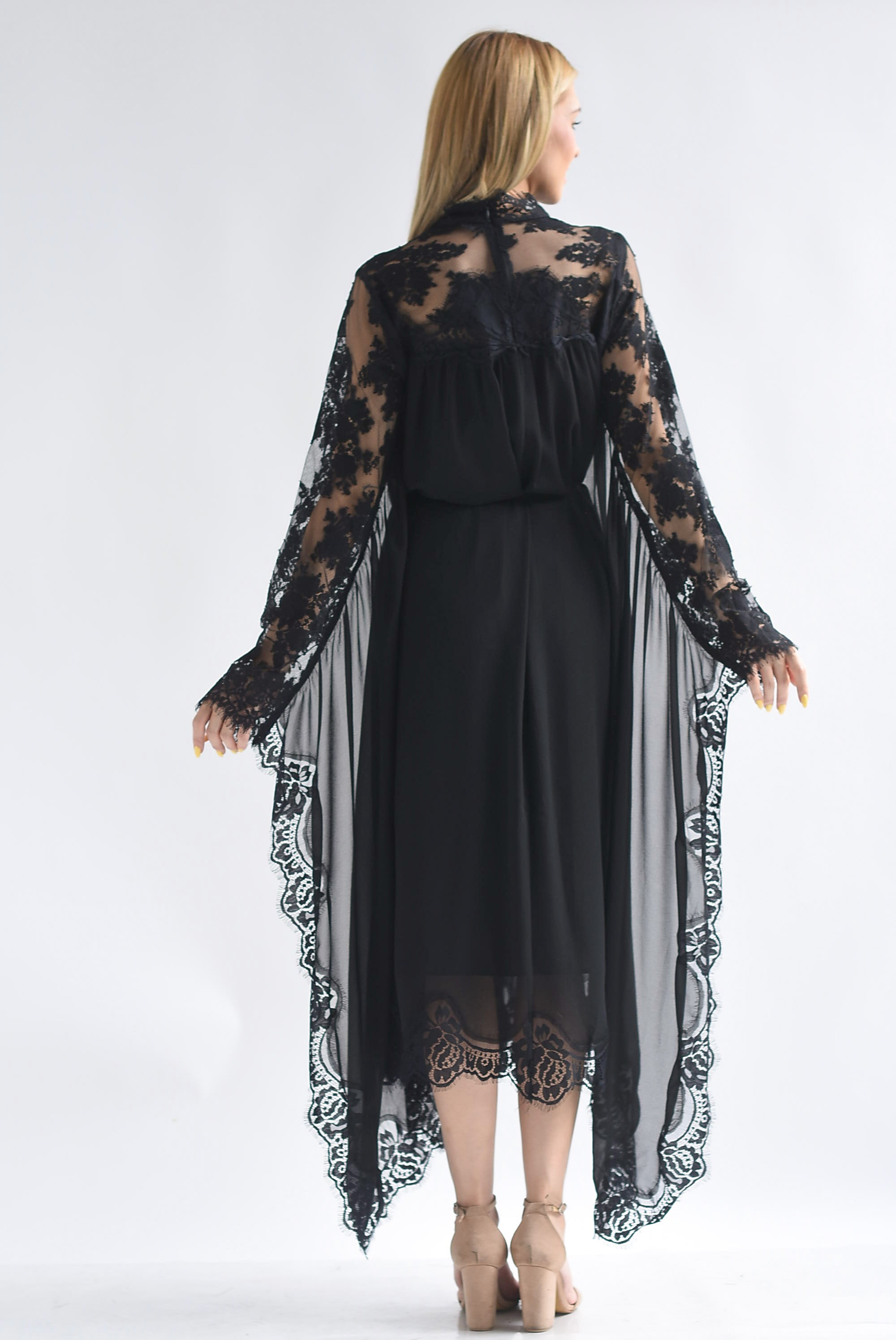 Vestido manga capa con encaje