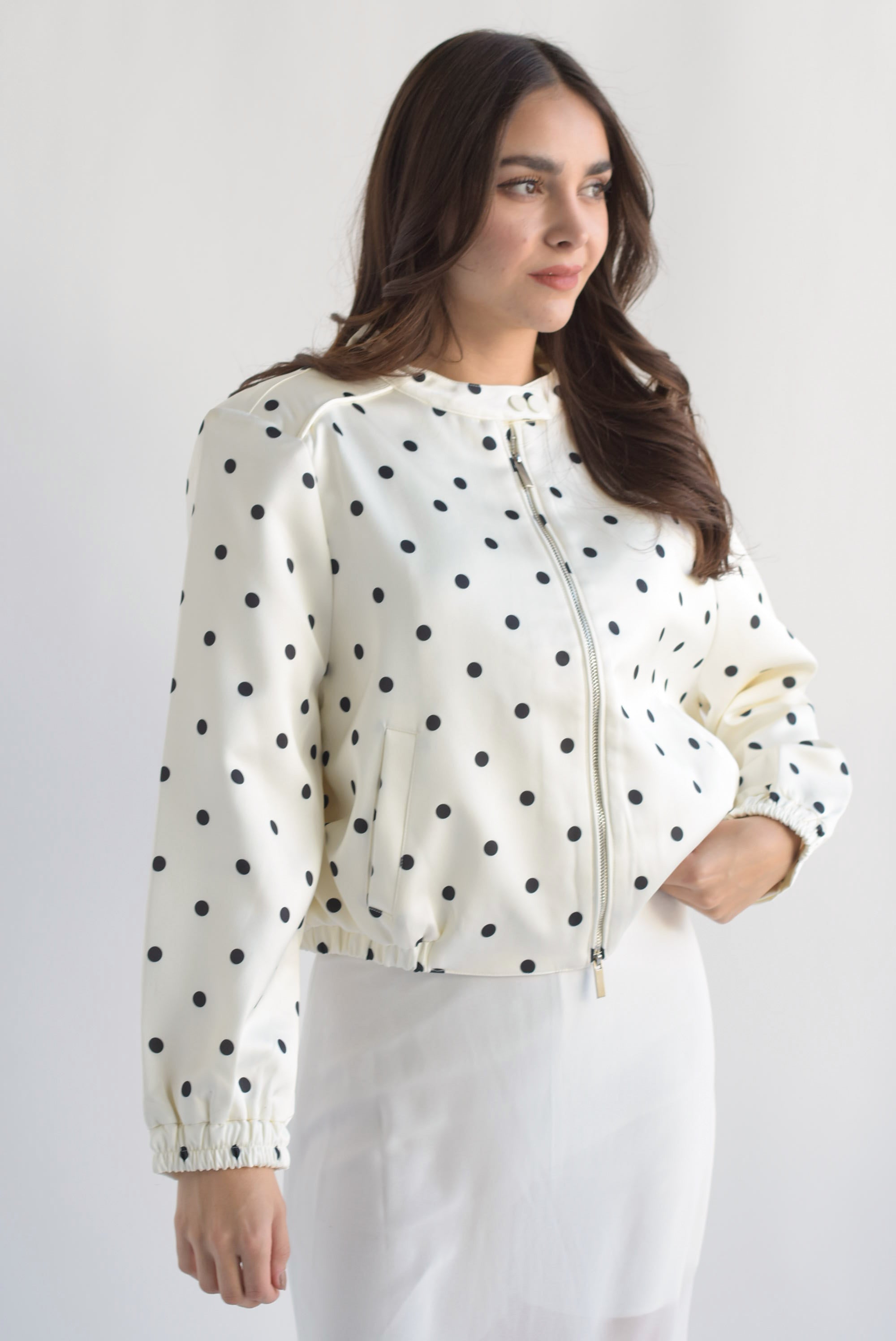 Chamarra bomber satinada polka dots Ivory