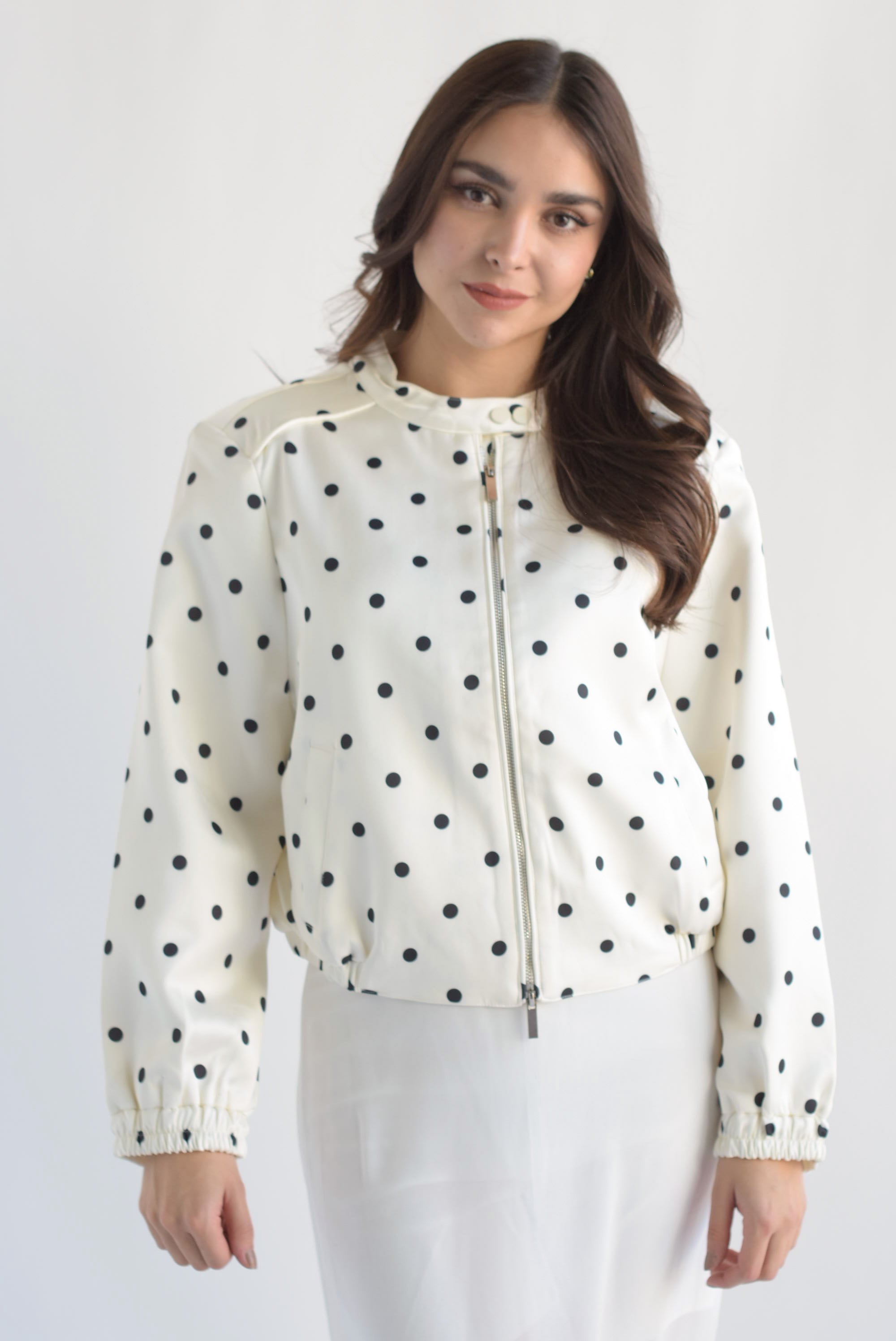Chamarra bomber satinada polka dots Ivory