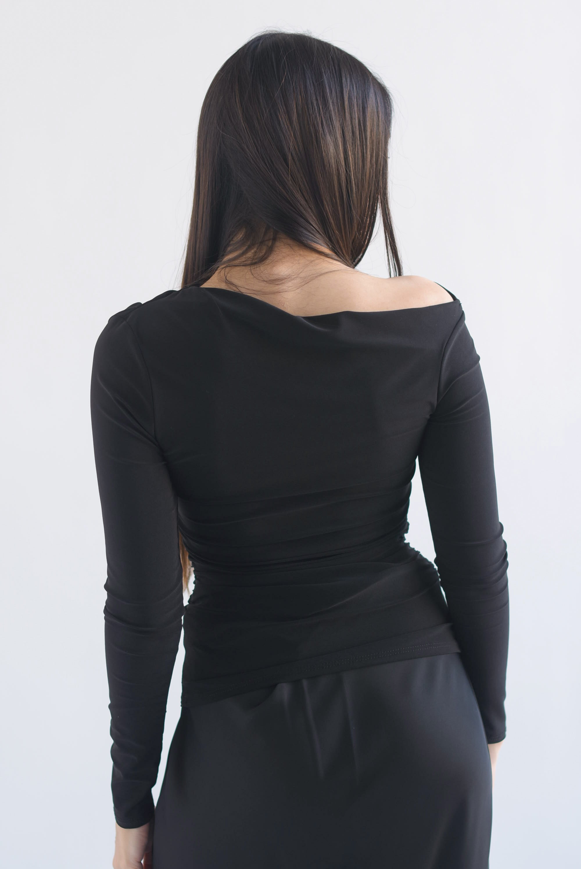Blusa cuello ojal hombro descubierto