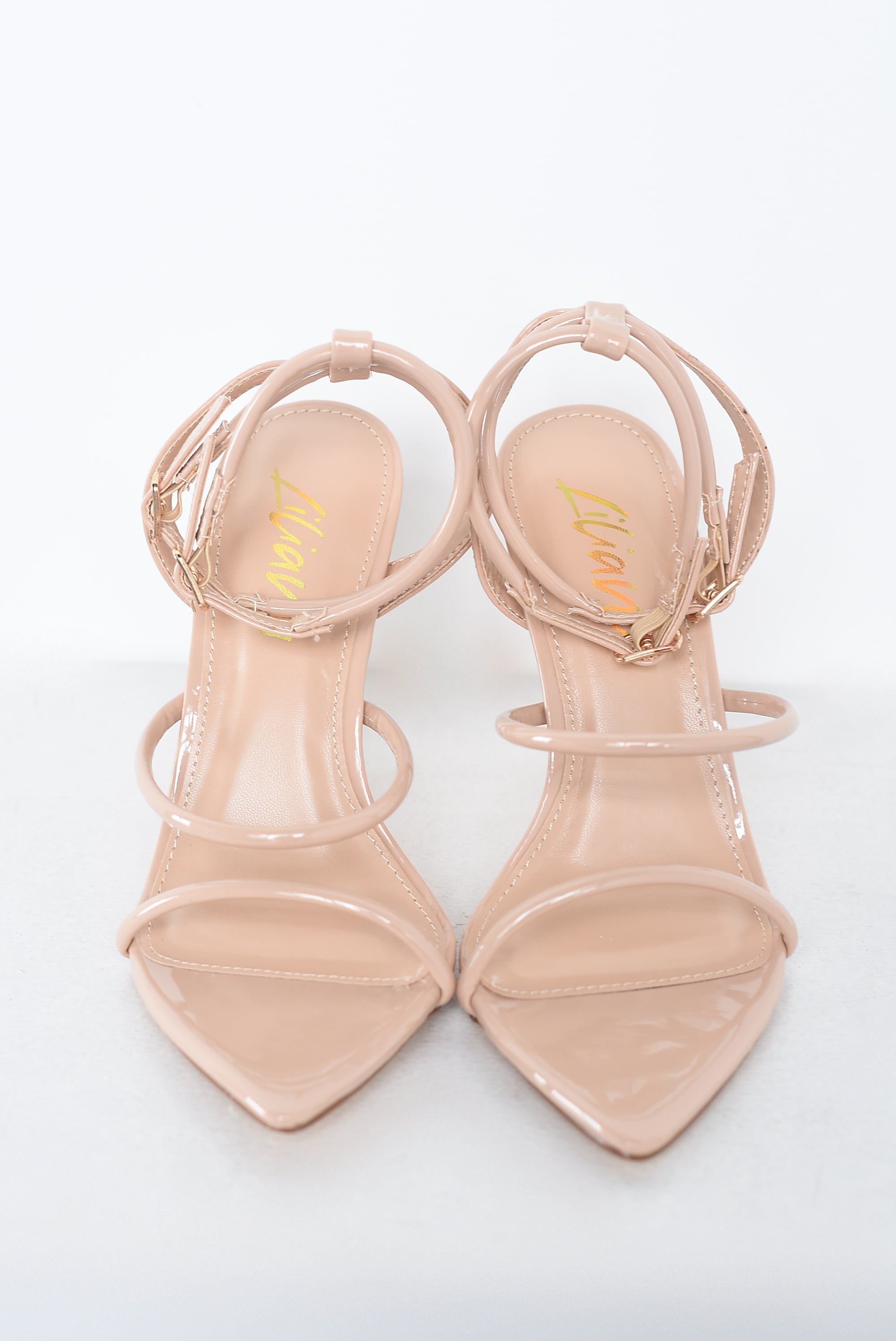 Zapatilla charol tiras punta afilada