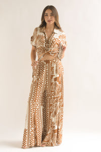 Fashion Styled Set Pantalón wide y Blusa nudo palmeras Marrón