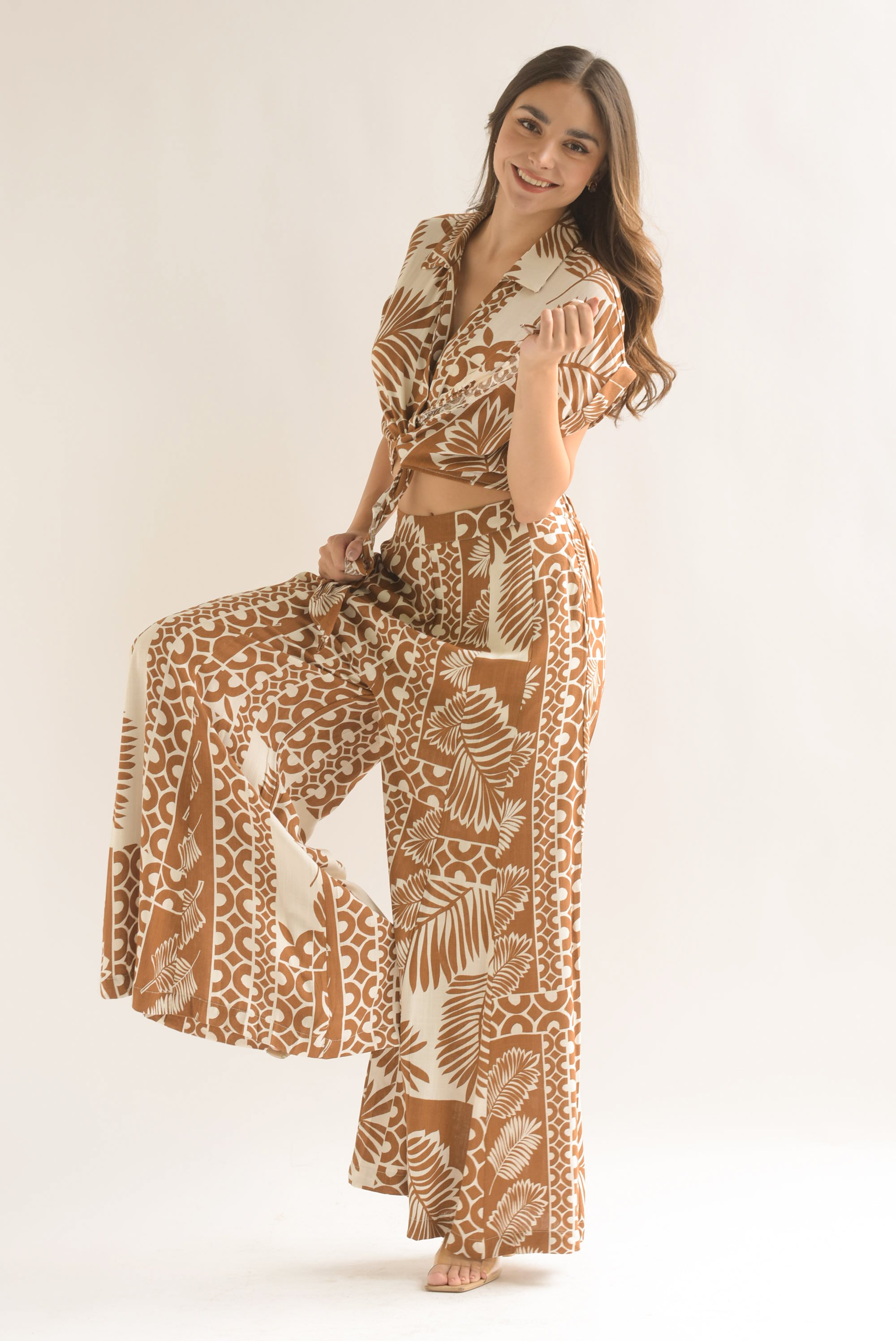 Set Pantalón wide y Blusa nudo palmeras Marrón