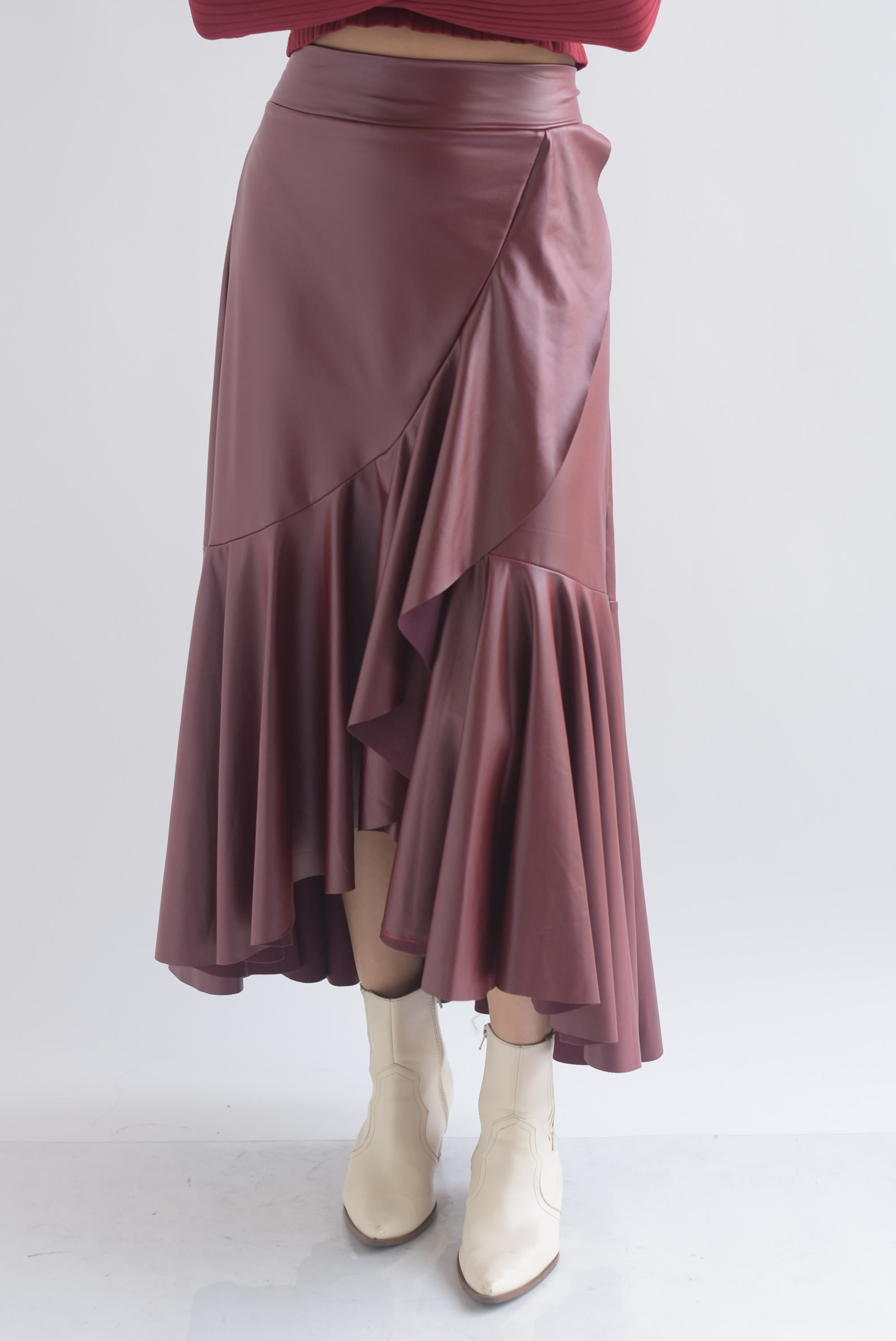 Falda vinipiel olán envolvente