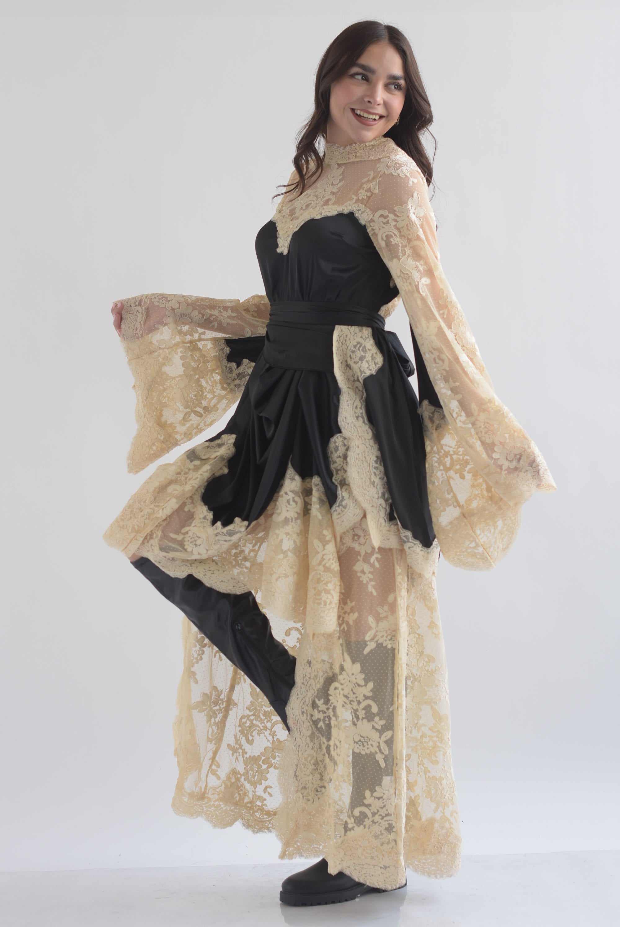 Vestido satín cauda encaje