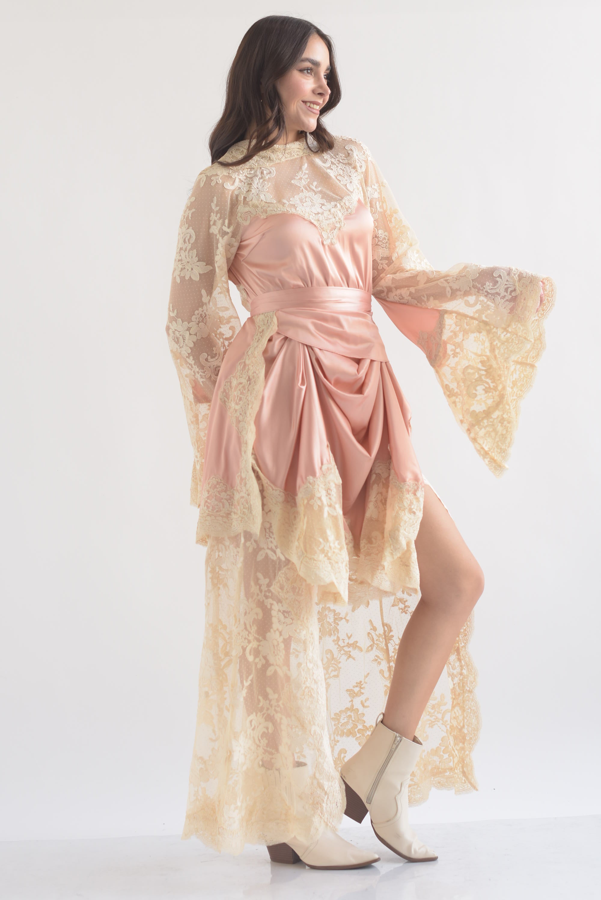 Vestido satín cauda encaje